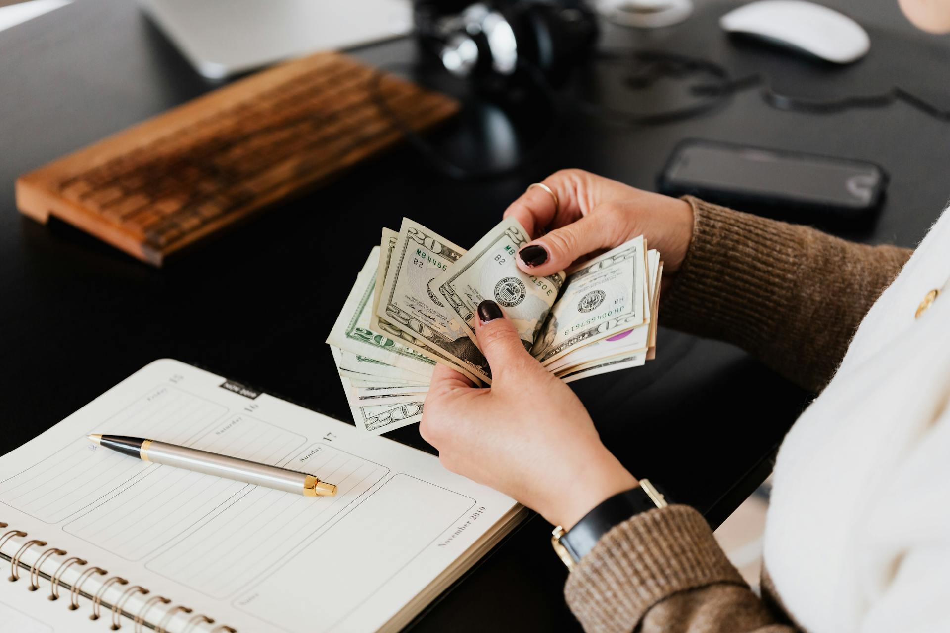 Una mujer contando dinero | Fuente: Pexels