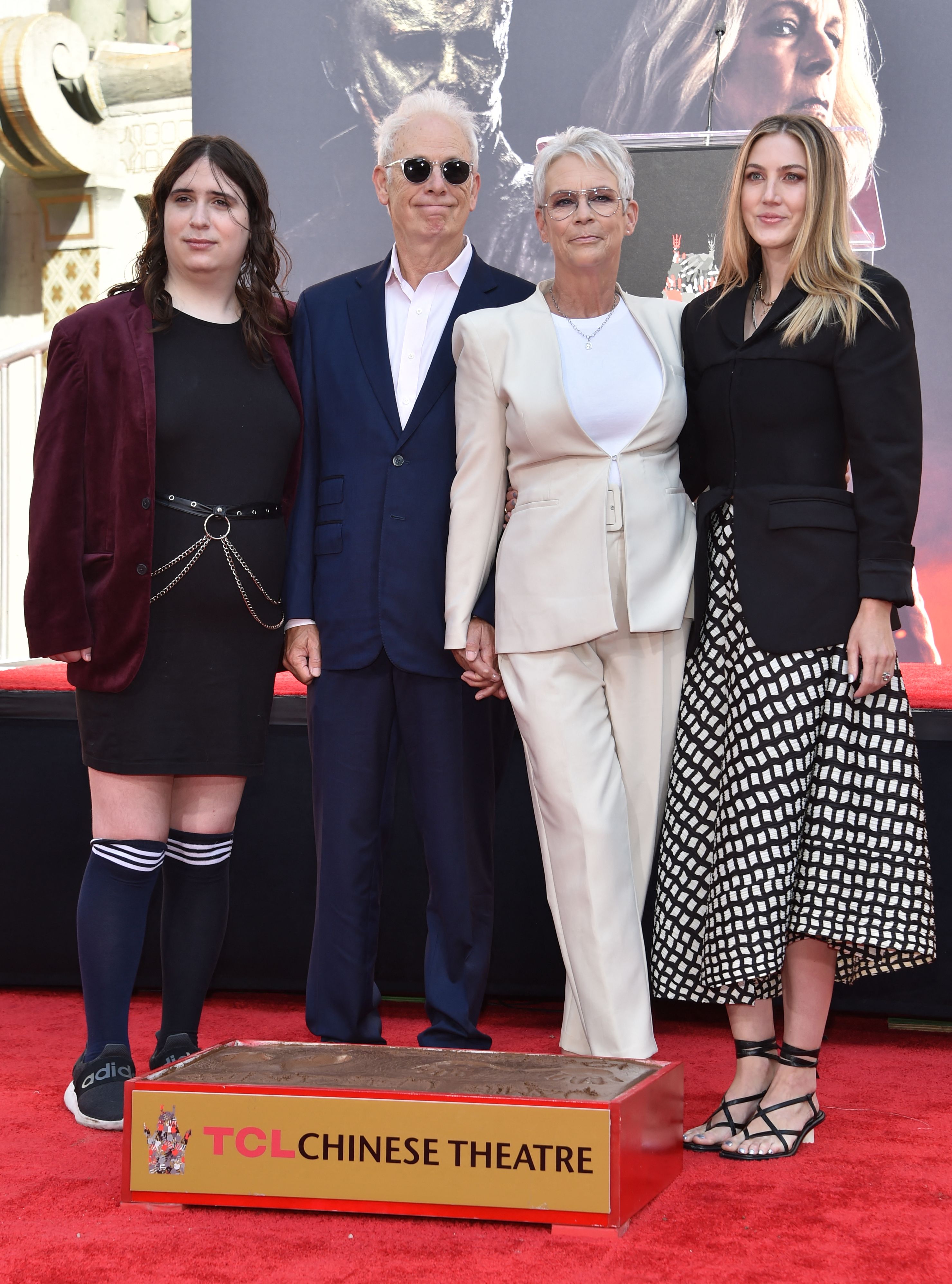 Jamie Lee Curtis posa para una foto con su esposo, Christopher Guest, y sus hijas, Ruby y Annie, durante la ceremonia de impresión de manos y pies en el patio del TCL Chinese Theatre el 12 de octubre de 2022 | Fuente: Getty Images