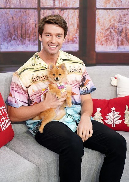 Patrick Schwarzenegger es visto en el set de "Despierta America" ​​en Univision Studios para promocionar la película "Daniel no es real" en Miami, Florida. | Foto: Getty Images