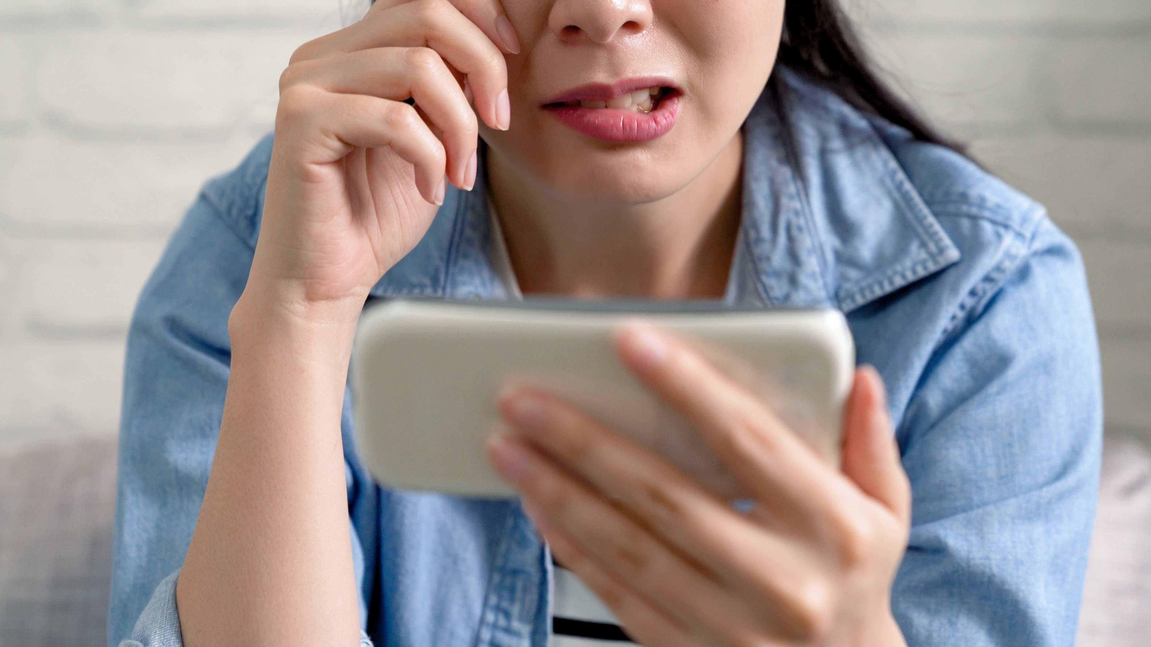 Mujer llora viendo un vídeo | Foto: Shutterstock