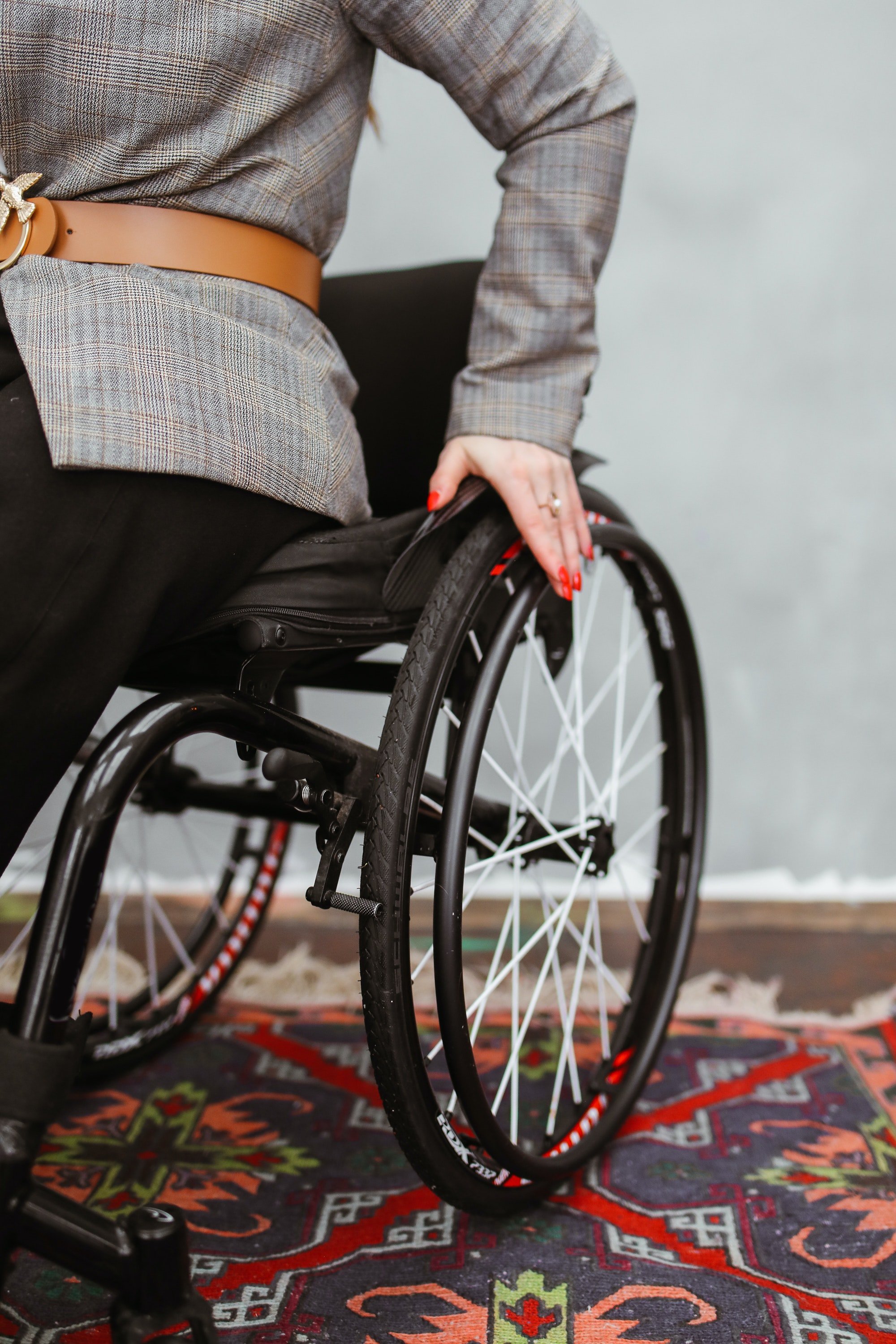 Una mujer sentada en una silla de ruedas. | Foto: Pexels