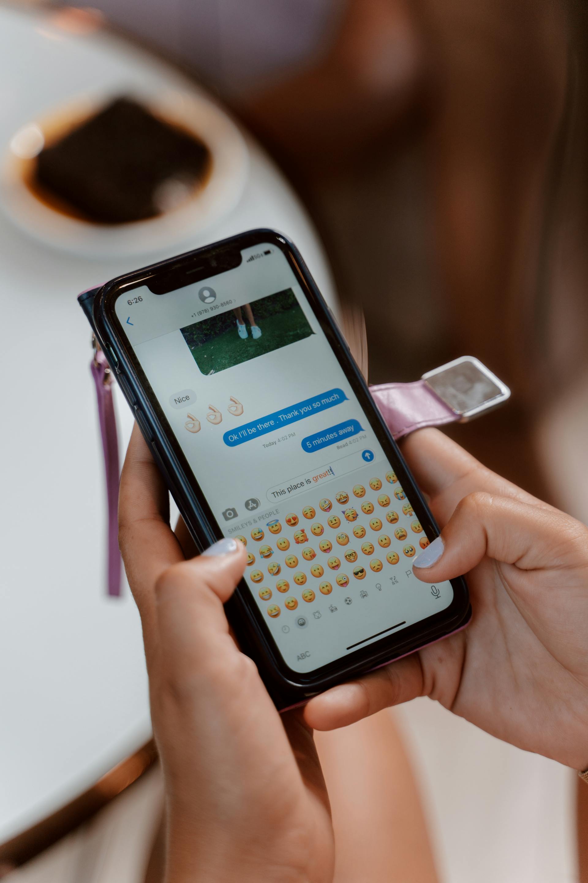 Primer plano de una persona enviando mensajes de texto | Fuente: Pexels