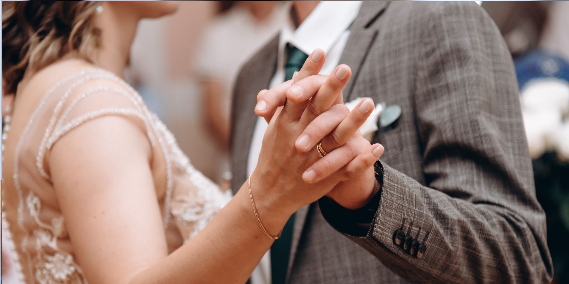 Primo piano di una coppia di sposi che balla durante una cerimonia di nozze | Fonte: Shutterstock