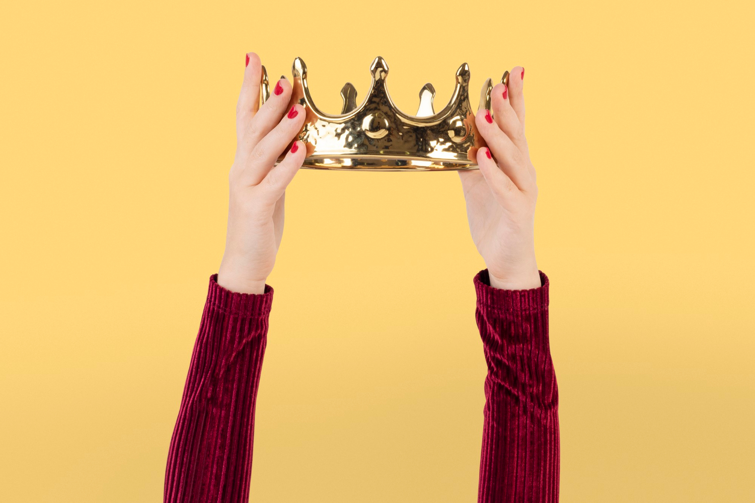 Una joven con una corona | Fuente: Freepik