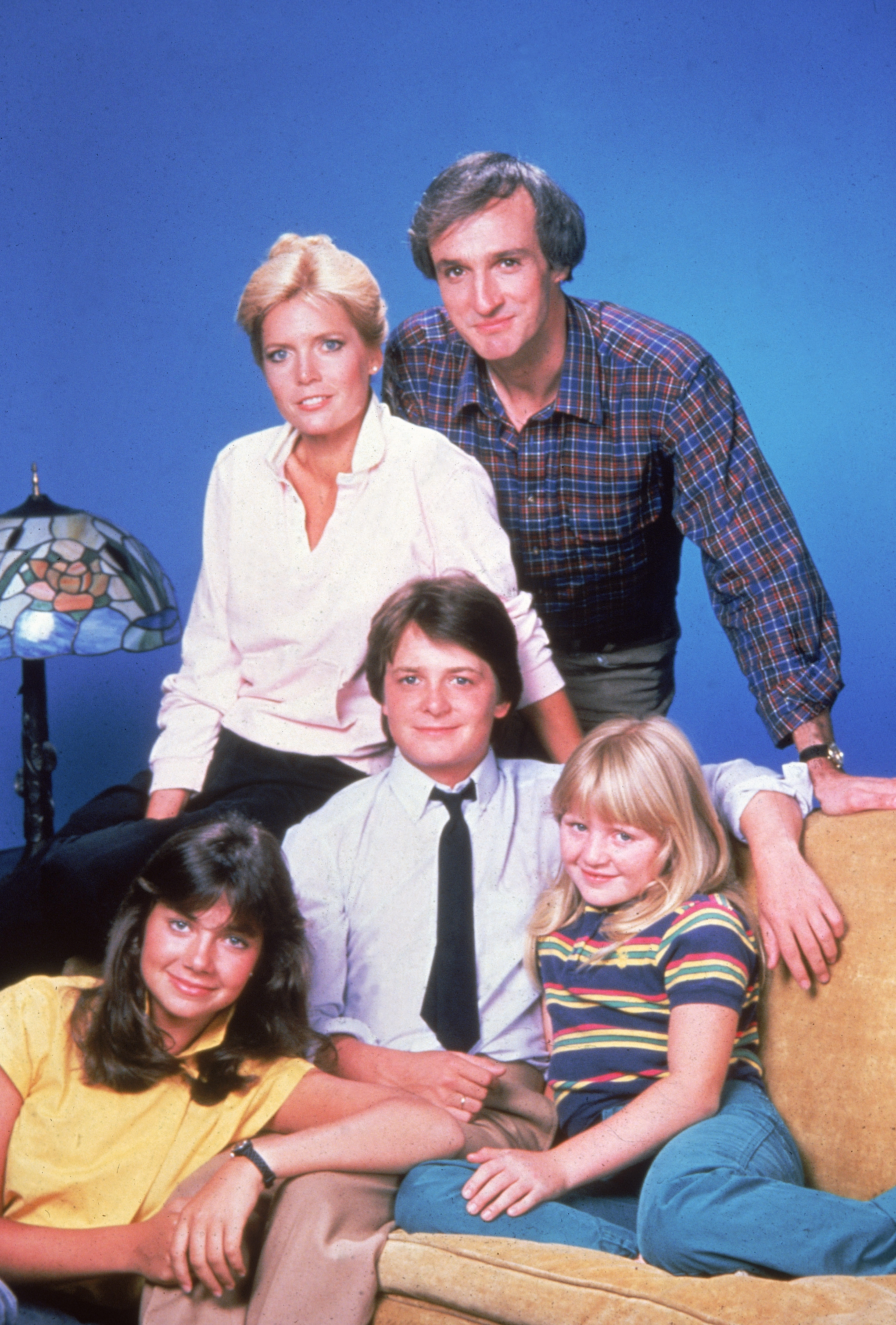 El reparto de "Family Ties": Meredith Baxter, Michael Gross, Justine Bateman, Michael J. Fox y Tina Yothers en una sesión fotográfica promocional el 1 de enero de 1982 | Fuente: Getty Images