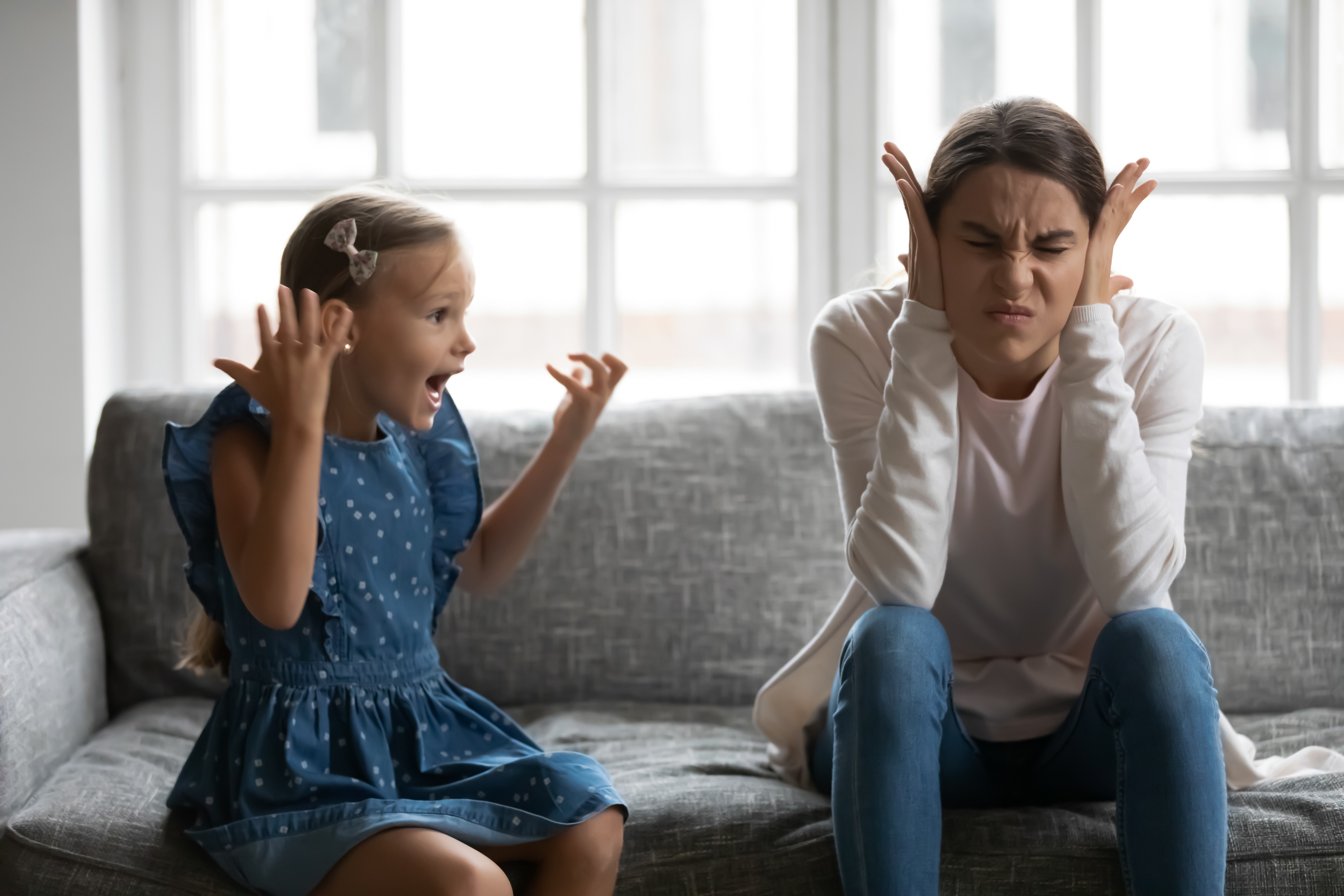 Niña gritando a su madre | Foto: Shutterstock