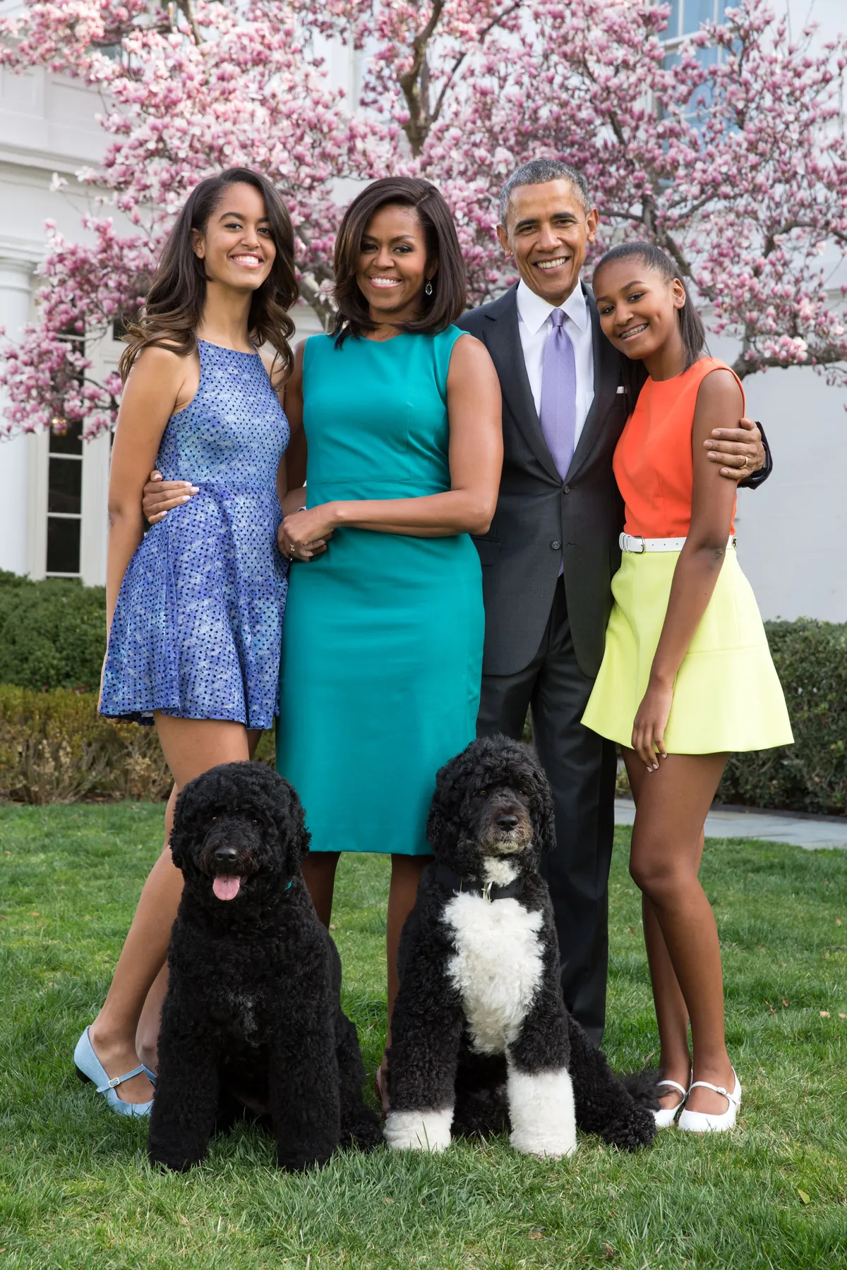Malia, Michelle, Barack y Sasha Obama posando delante de la Casa Blanca como Primera Familia con sus mascotas en Washington en 2015 | Foto: Getty Images