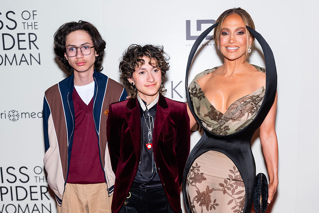 Max Muñiz, Emme Muñiz y Jennifer Lopez asisten a la proyección de "Kiss of the Spider Woman" en The Shed, en la ciudad de Nueva York, el 6 de octubre de 2025. | Fuente: Getty Images