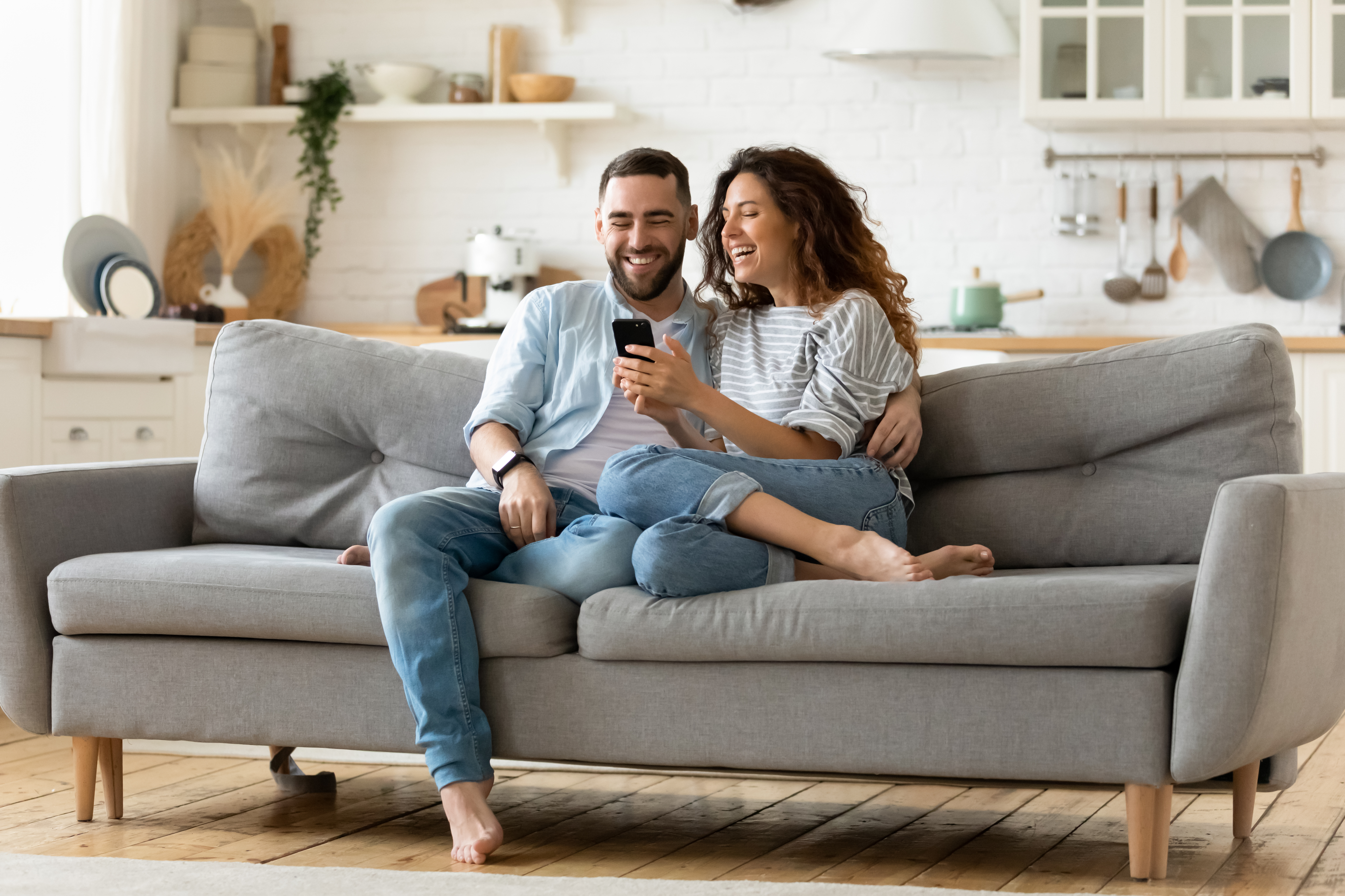 Pareja sentada en un sofá | Foto: Shutterstock