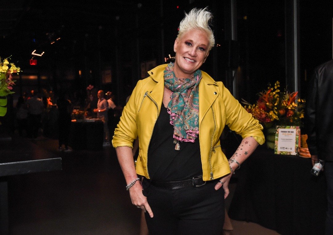 La chef Anne Burrell posa durante Tiki Showdown presented by Bacardi Rums presentado por Anne Burrell durante Food Network & Cooking Channel New York City Wine & Food Festival presented by Capital One at Second el 12 de octubre de 2019 en Nueva York. | Fuente: Getty Images