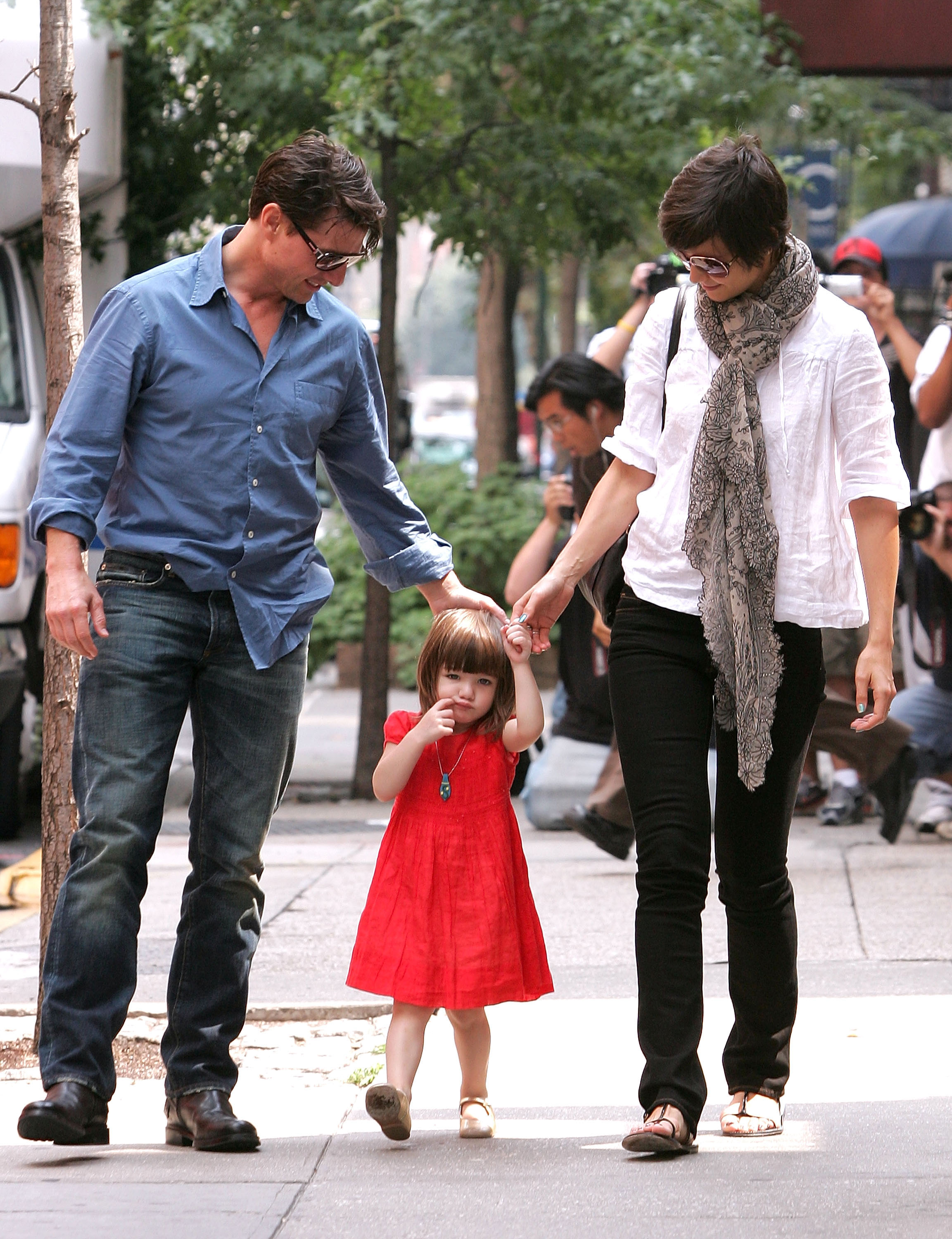 Tom Cruise y Katie Holmes con su hija Suri en Nueva York en 2015. | Foto: Getty Images