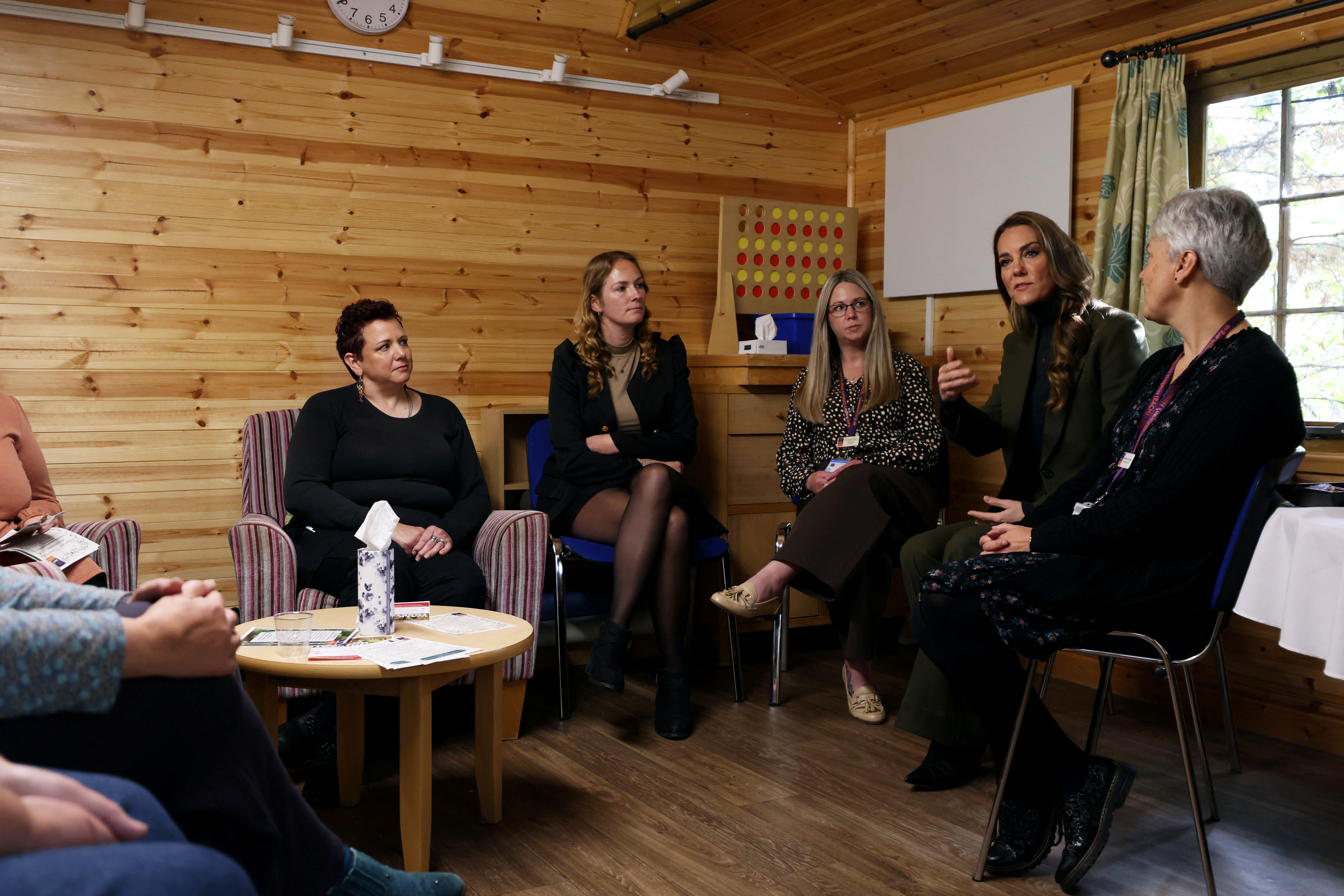 La princesa Catherine se reúne con familias y personal del hospicio infantil The Treehouse en Ipswich. Su visita tuvo lugar cuando estaba por comenzar el primer receso prolongado de otoño de George en Eton College. | Fuente: Getty Images