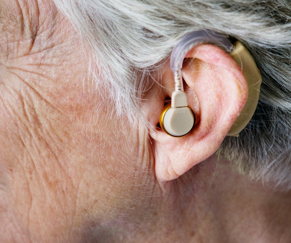 Anciana con un audífono. | Foto: Shutterstock