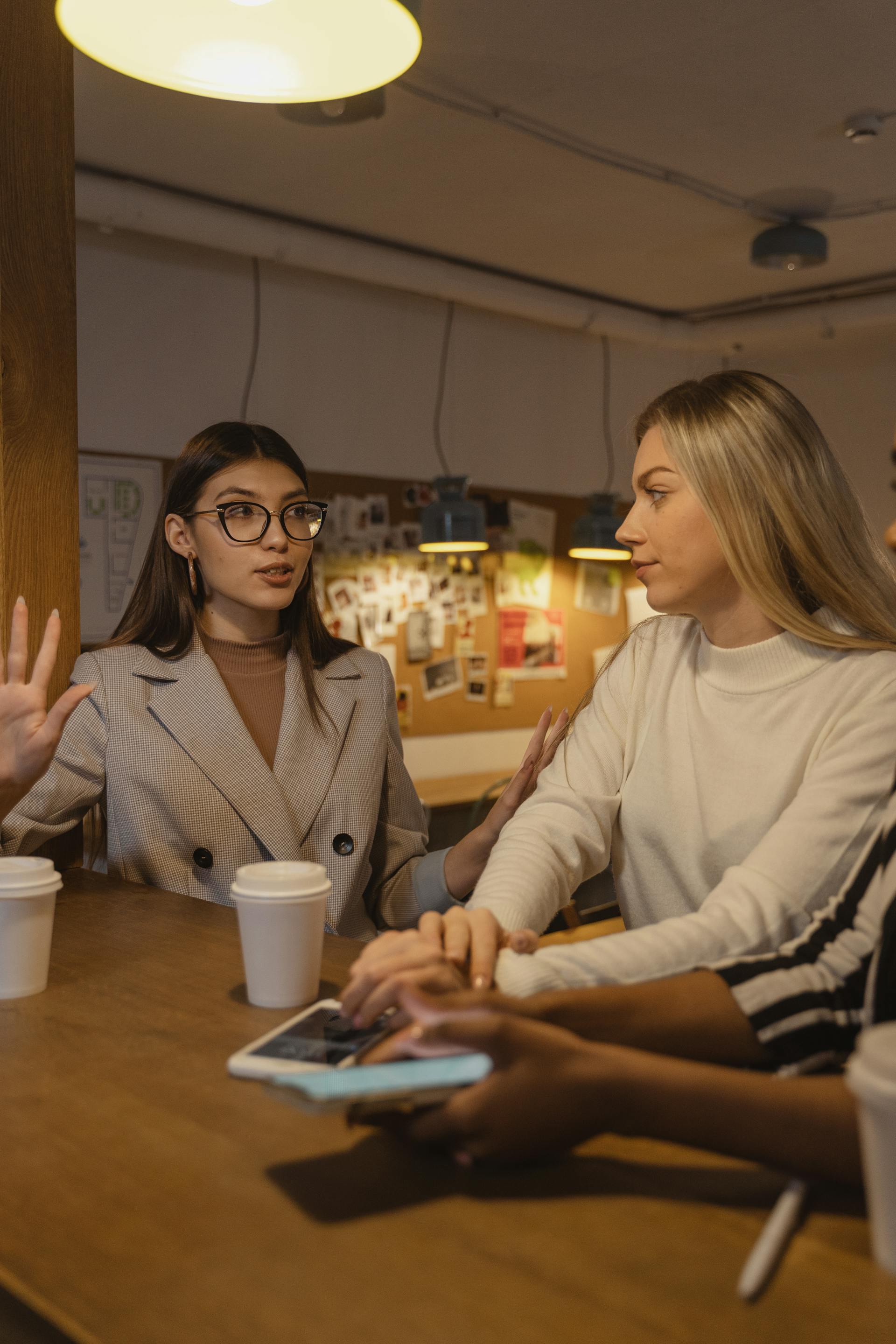 Una mujer hablando con una amiga en casa | Fuente: Pexels