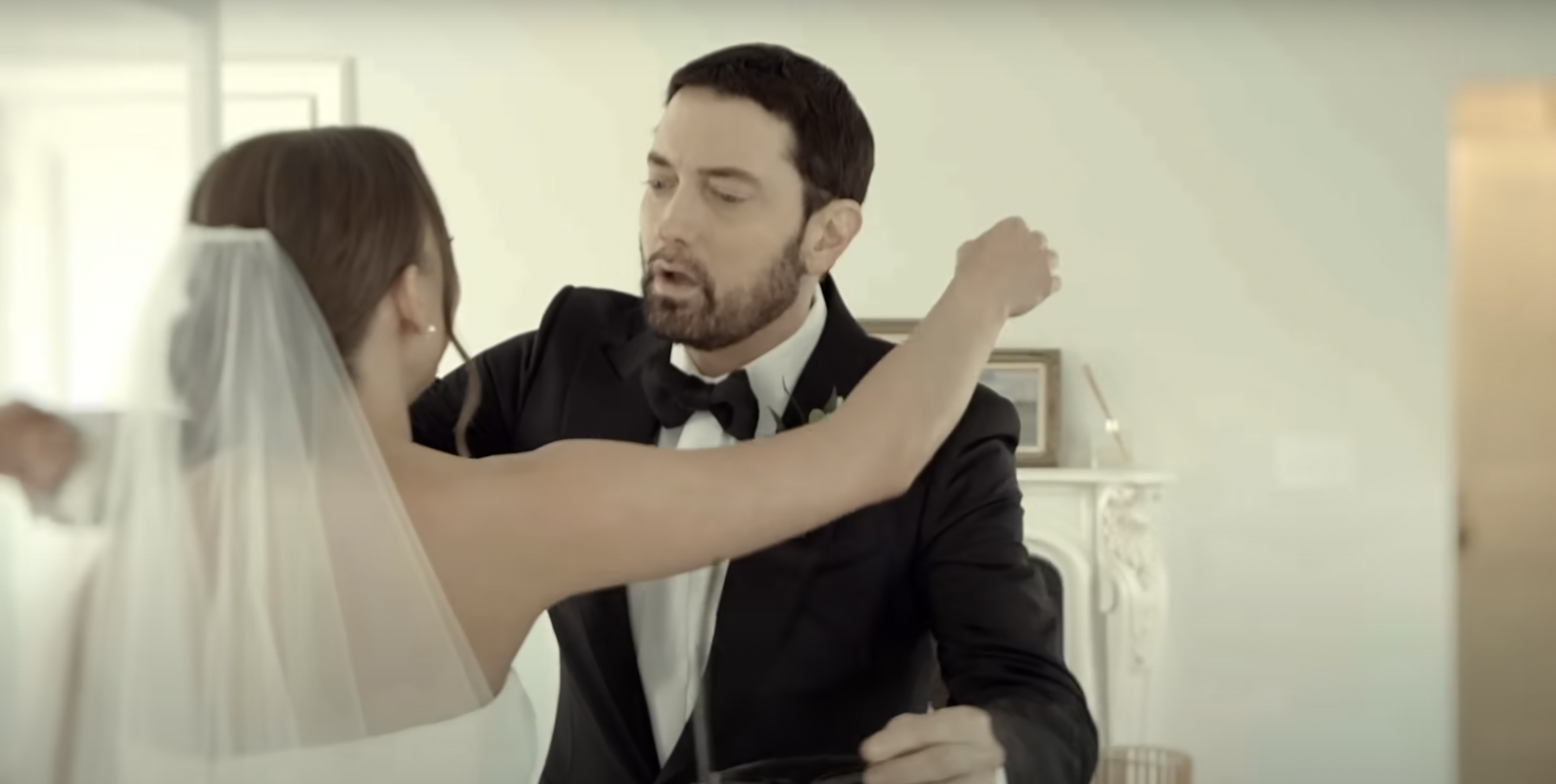 Eminem y Hailie Jade en su boda en un clip subido el 3 de octubre de 2024 | Fuente: YouTube/EminemMusic