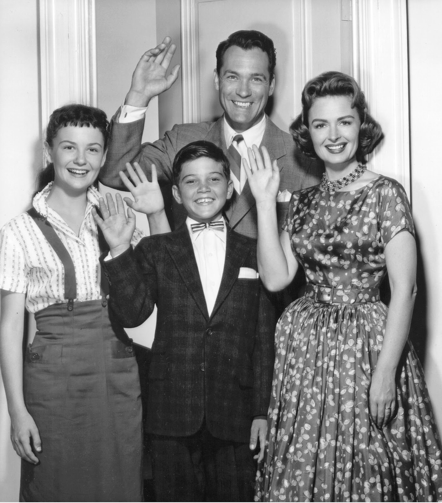 La joven actriz y sus coprotagonistas de "The Donna Reed Show" en 1958. | Fuente: Getty Images