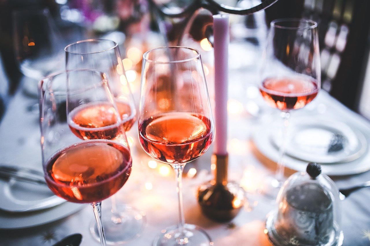 Cena y copas de vino. | Foto: Pixabay