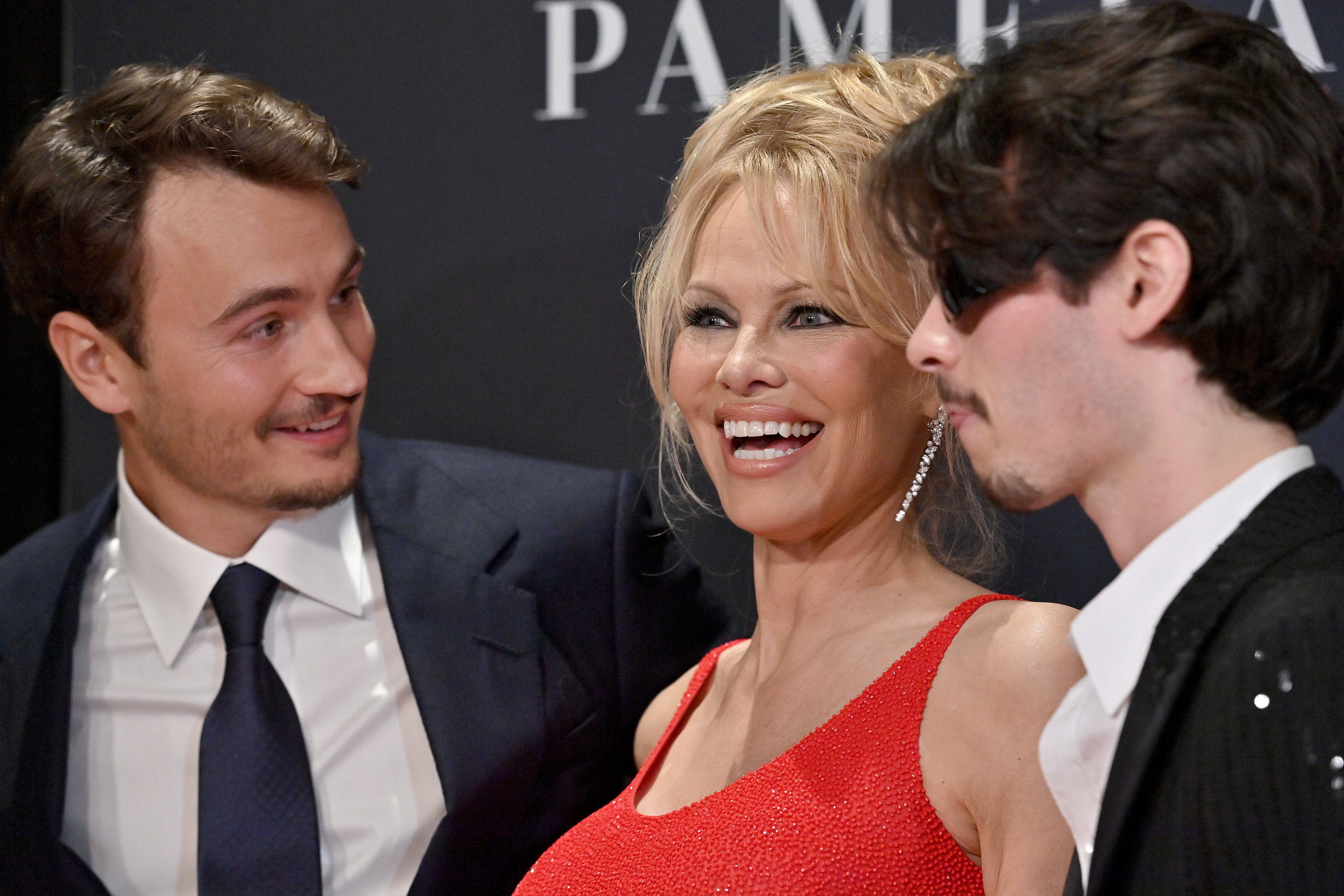 Pamela Anderson sonríe entre sus hijos, Brandon y Dylan Lee, en el estreno de Netflix de "Pamela, A Love Story" en California el 30 de enero de 2023 | Fuente: Getty Images