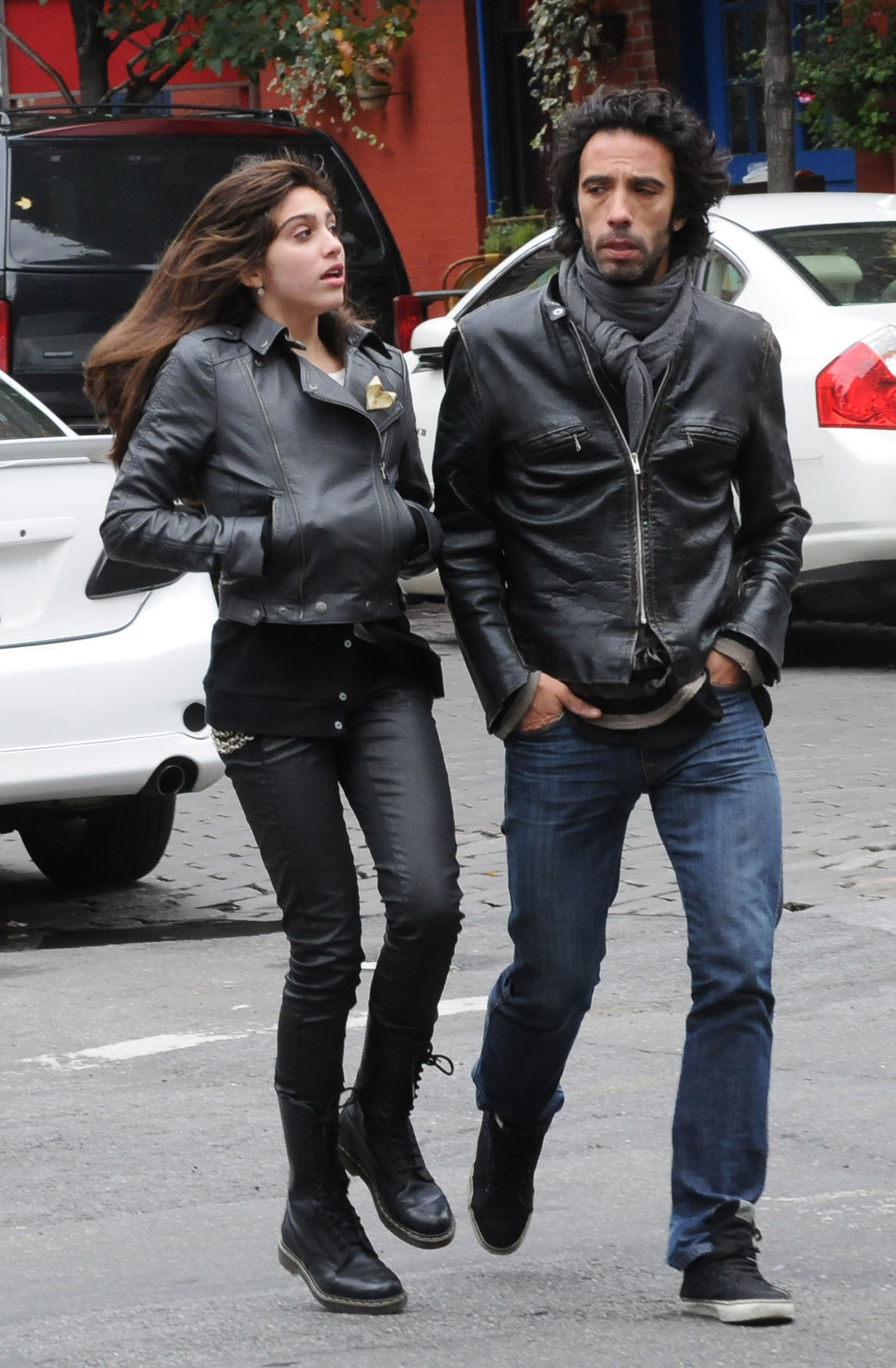 Carlos León y Lourdes León pasean por Nueva York el 1 de noviembre de 2009 | Fuente: Getty Images