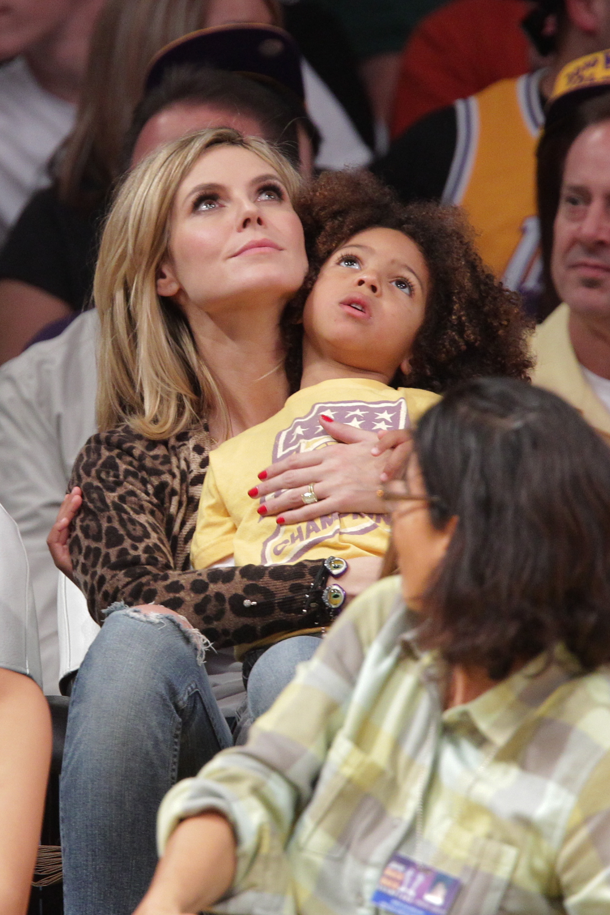 Heidi Klum y su hijo Johan Samuel en un partido de la NBA el 7 de enero de 2011, en Los Ángeles, California. | Fuente: Getty Images