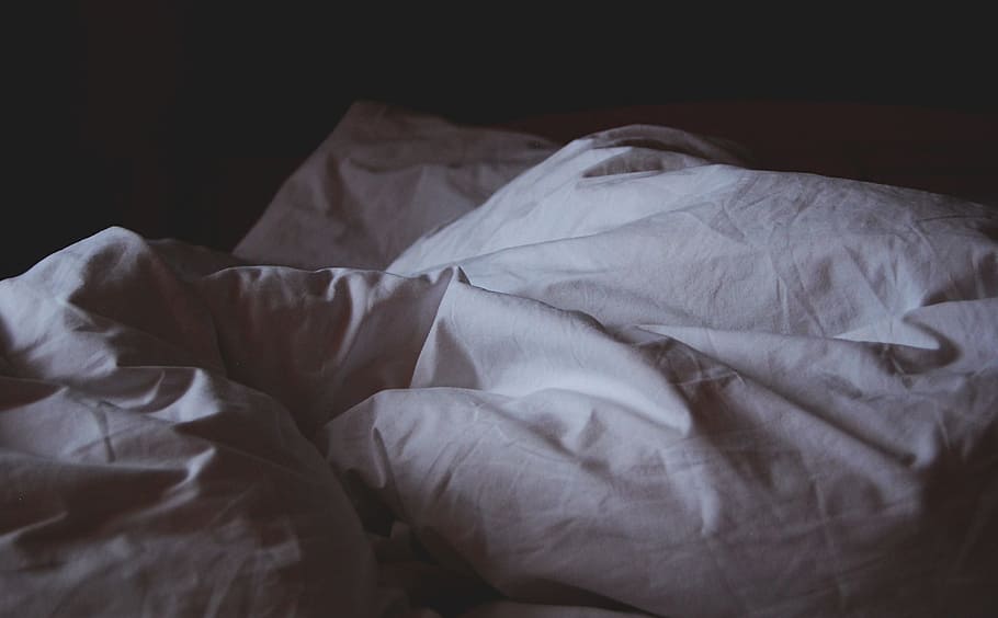 Ropa de cama desordenada. | Foto: Pxfuel