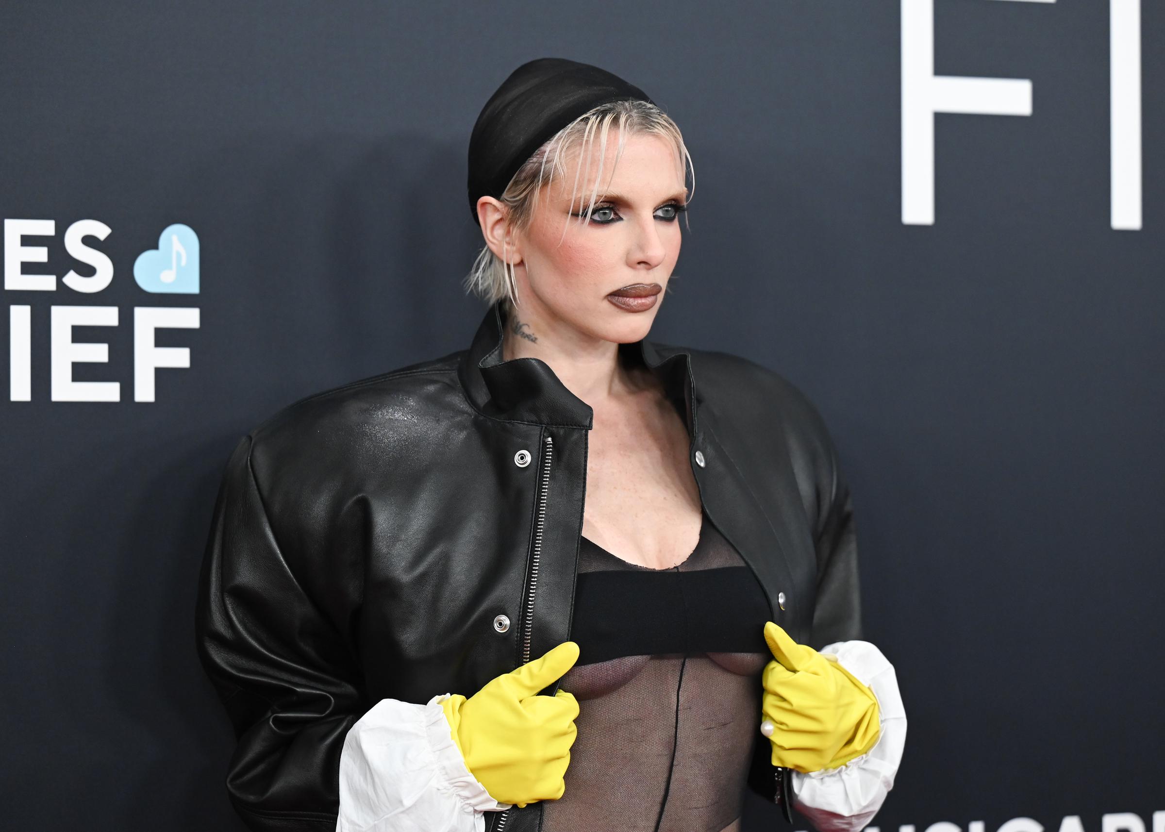 Julia Fox asiste a la 67ª edición de los Premios Grammy el 2 de febrero de 2025, en Los Ángeles, California. | Fuente: Getty Images