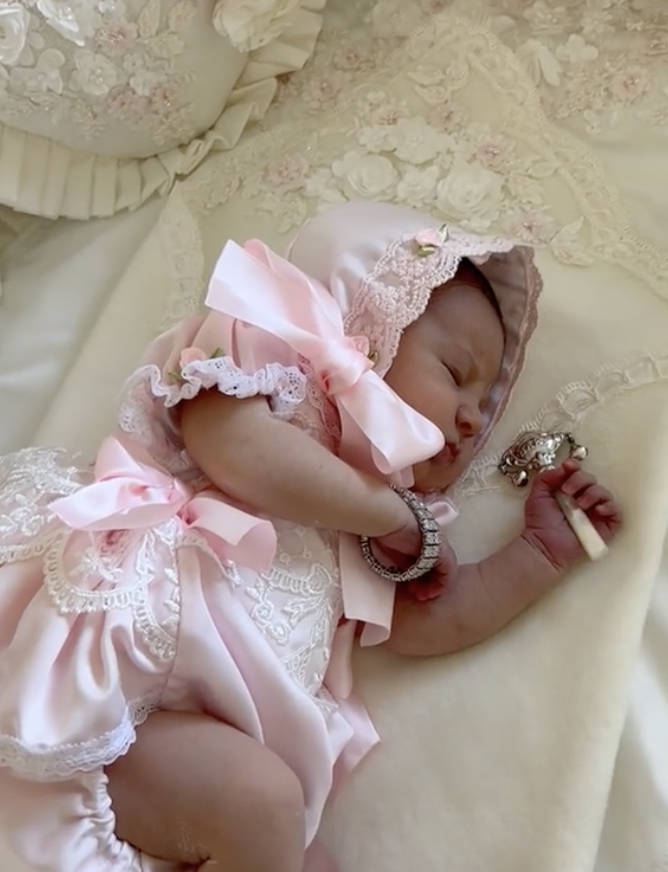 Queenianna Cunningham dormida en su cuna en un vídeo de TikTok del 18 de octubre de 2023 | Foto: tiktok.com/@florentinahoward1