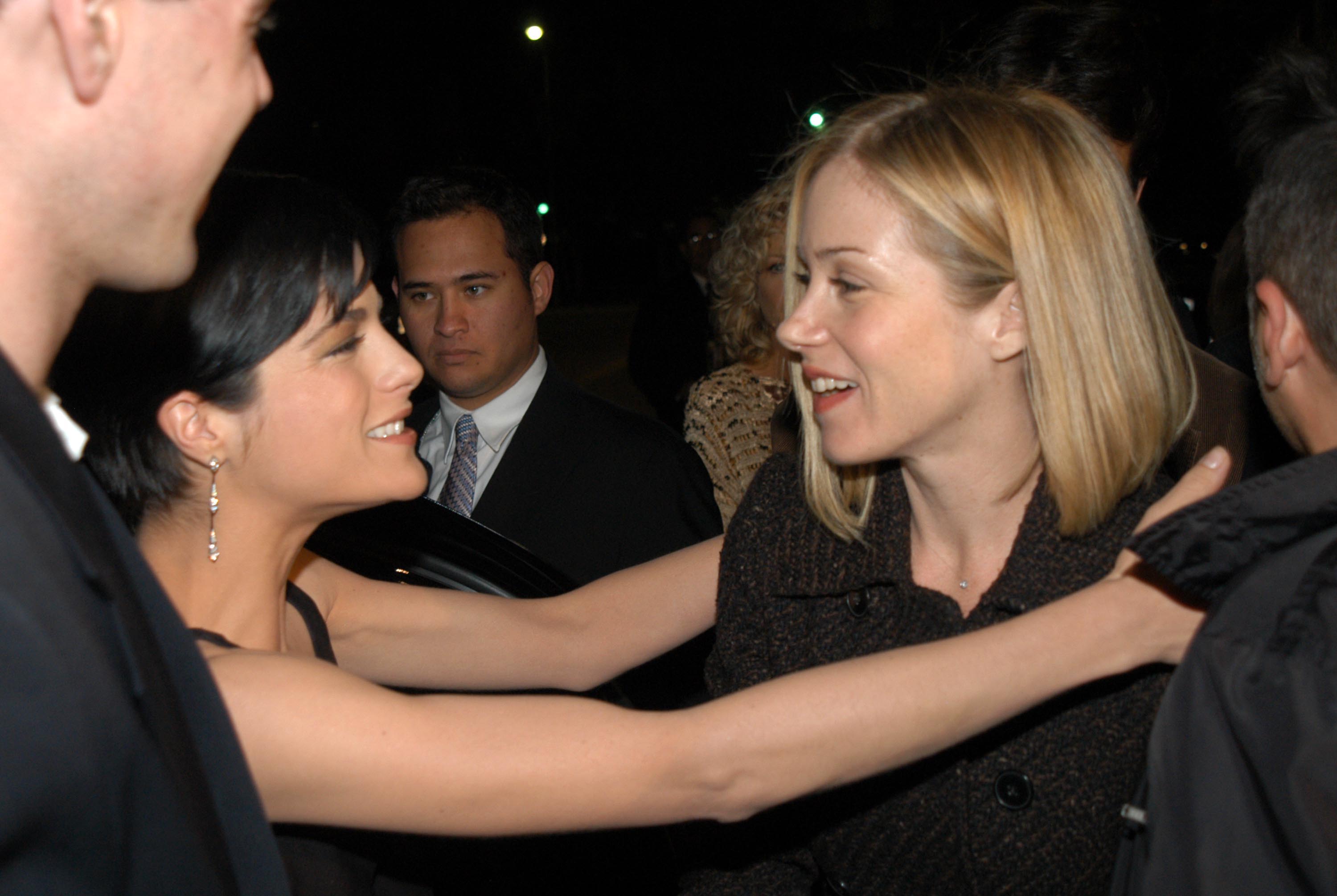 Selma Blair y Christina Applegate en el estreno de "A Guy Thing" en Los Ángeles el 14 de enero de 2003 | Fuente: Getty Images