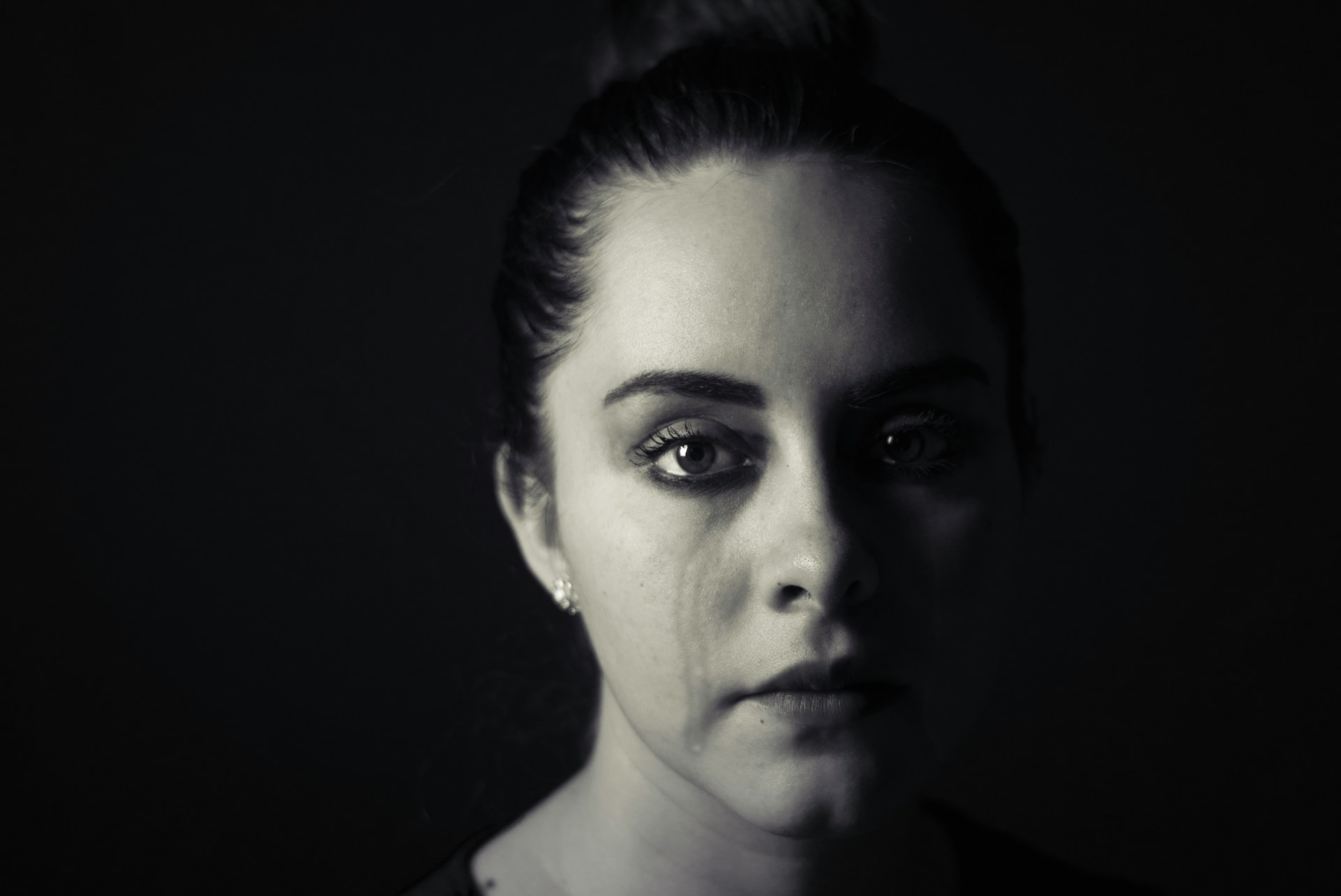 Una mujer con lágrimas corriendo por su cara | Fuente: Unsplash