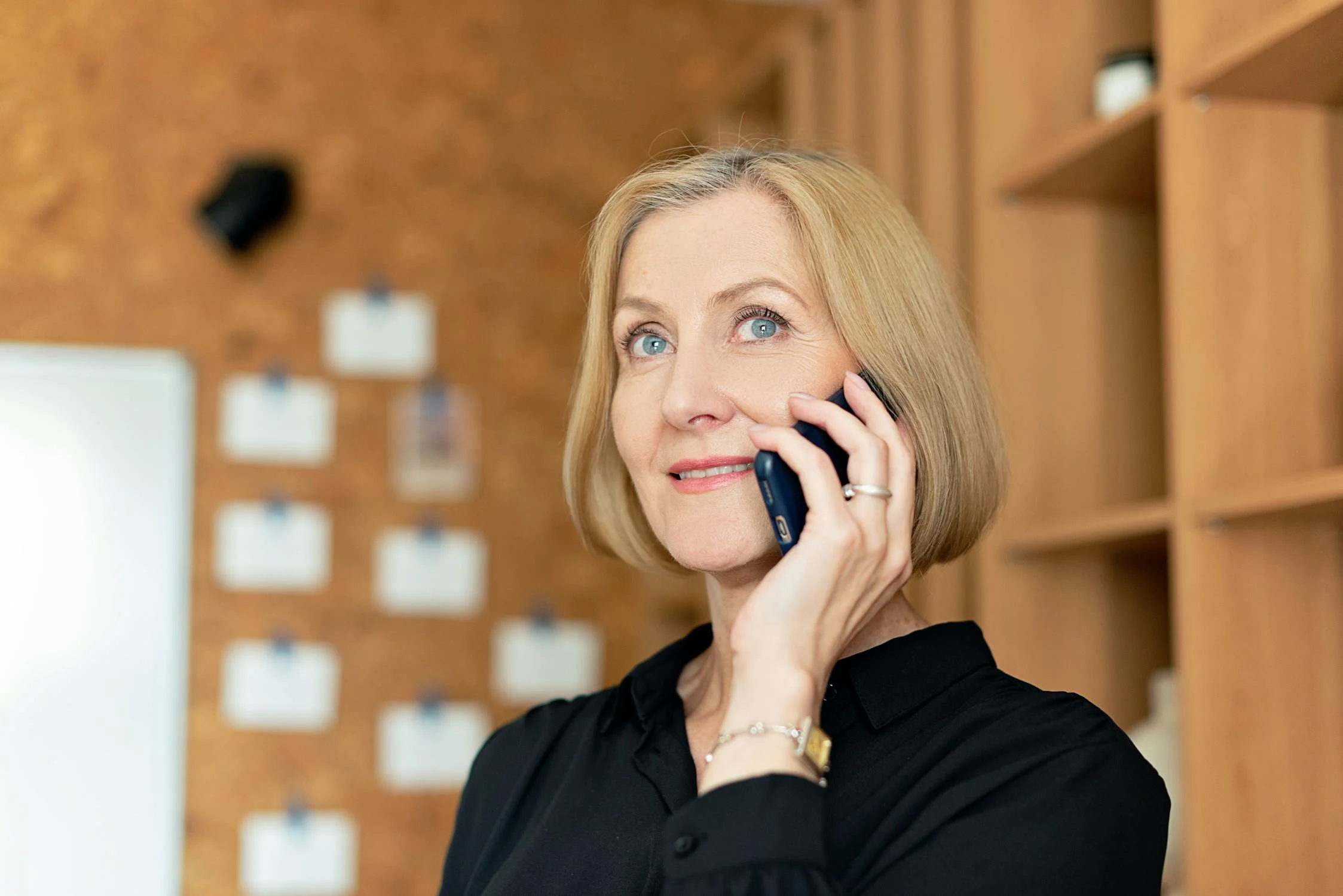 Una mujer madura hablando por teléfono | Fuente: Pexels