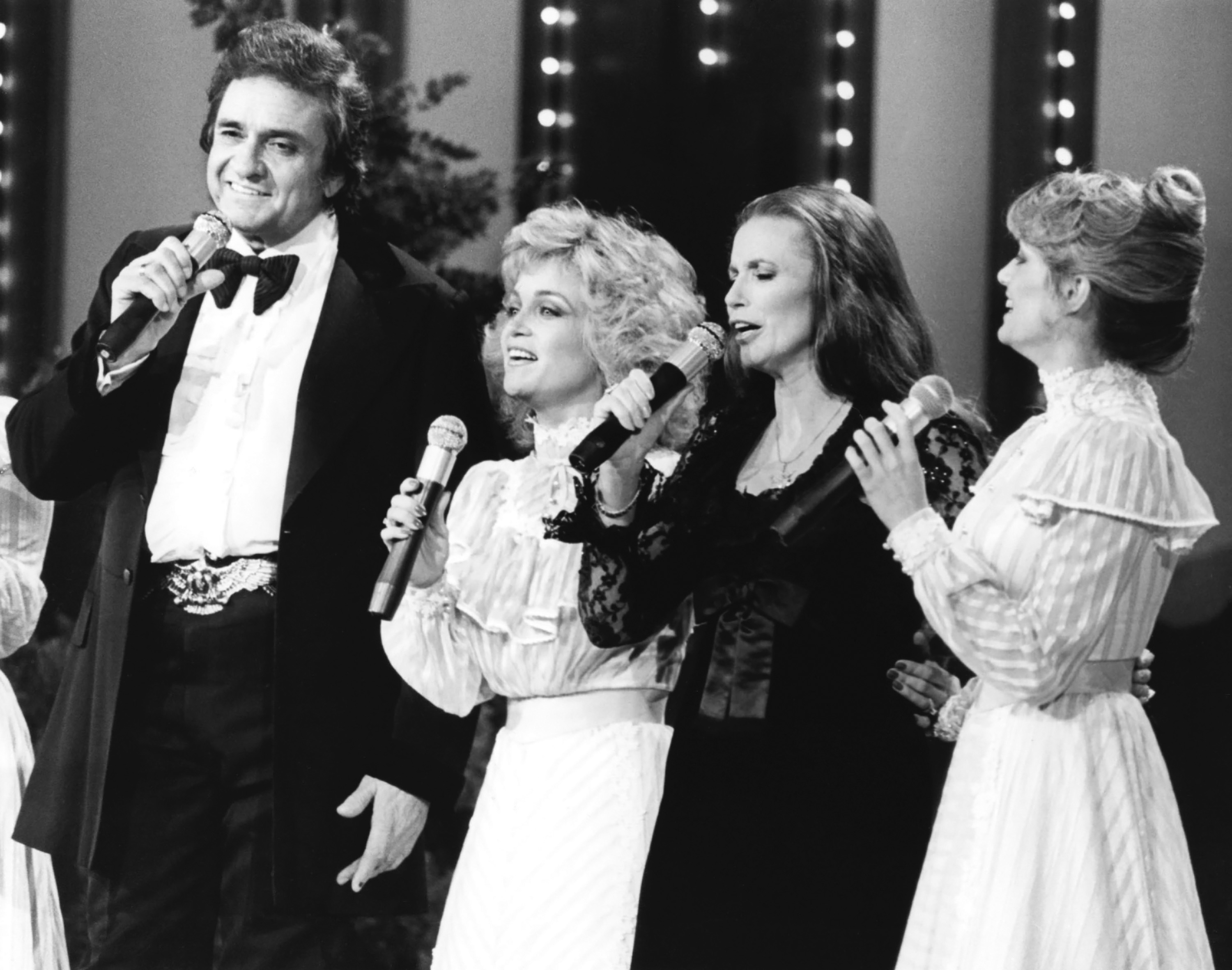 Johnny Cash, Barbara Mandrell, June Carter Cash, Irlene Mandrell y Louise Mandrell en 1980 | Fuente: Getty Images