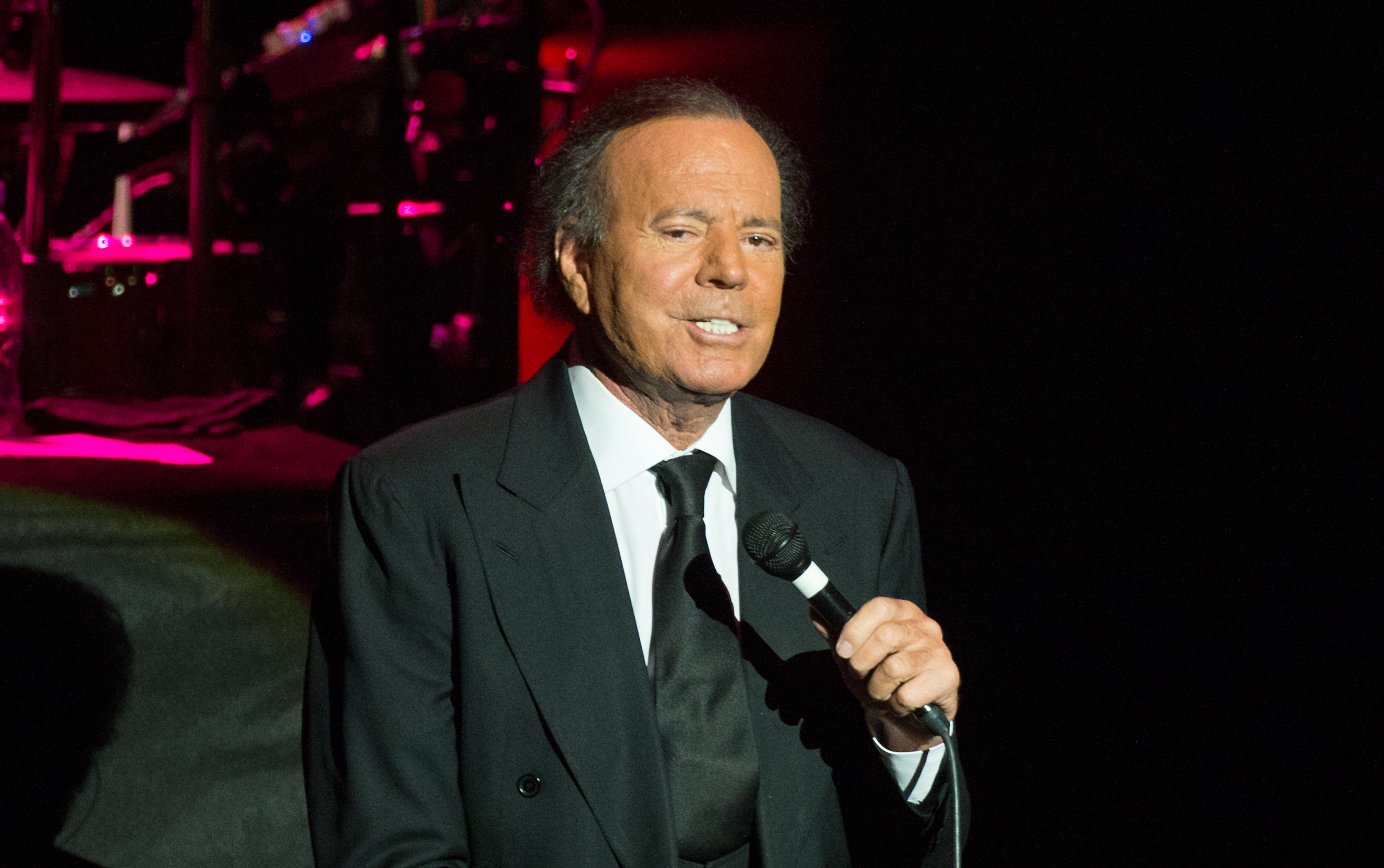Julio Iglesias actúa en directo en el escenario del Royal Albert Hall el 13 de mayo de 2014 en Londres, Inglaterra. | Fuente: Getty Images