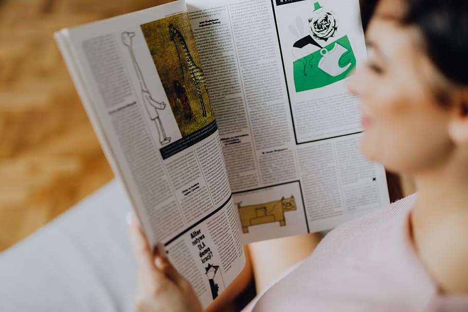 Mujer leyendo una revista. I Foto: PxFuel
