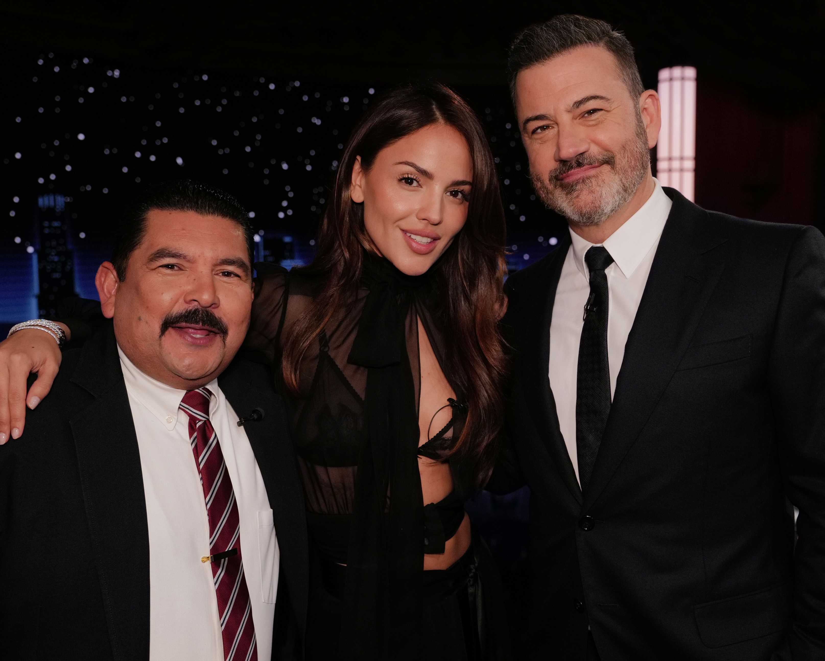 Guillermo Rodríguez, Eiza González y Jimmy Kimmel en "Jimmy Kimmel Live!" el 28 de octubre de 2024 en Los Ángeles, California. | Fuente: Getty Images