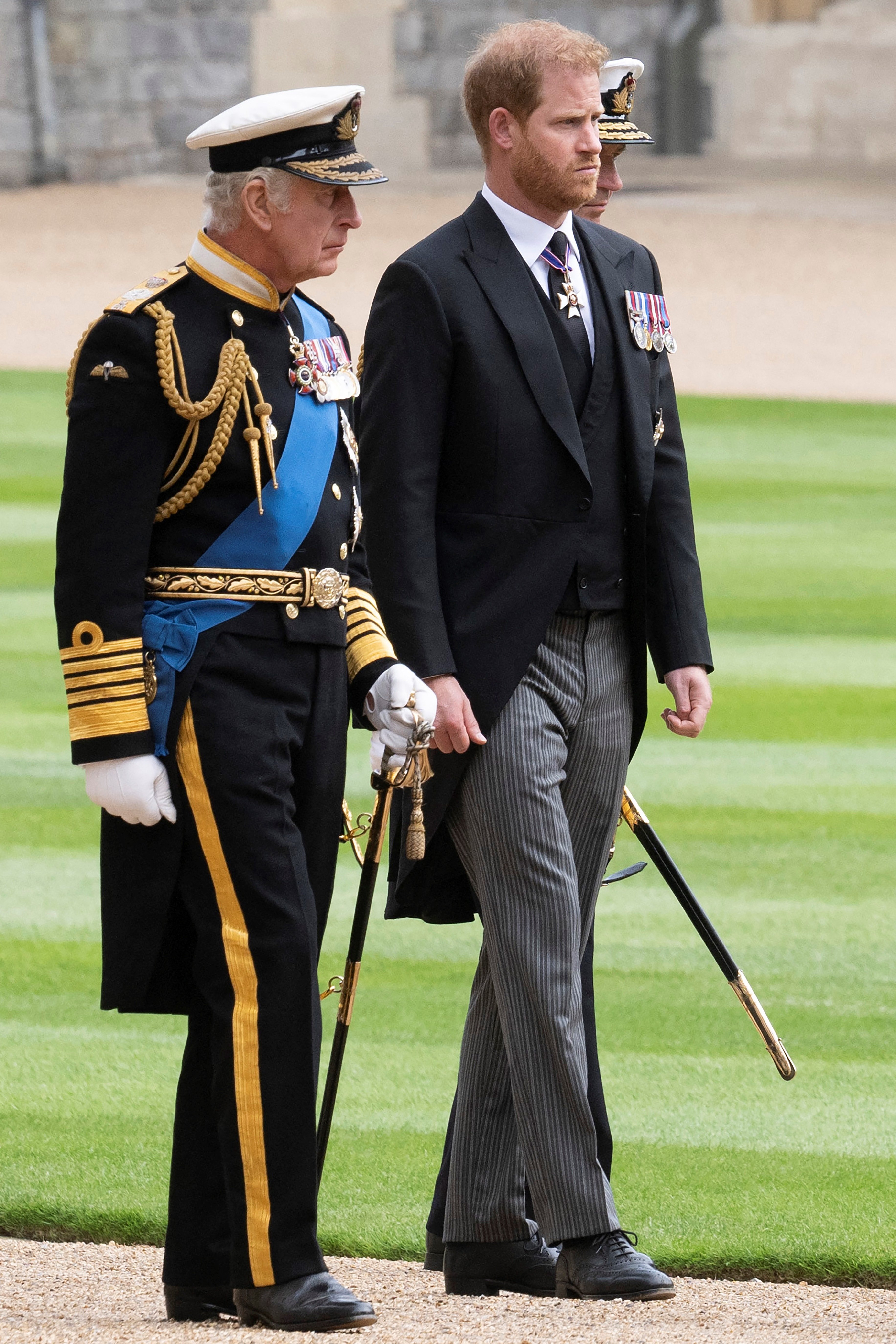 El rey Charles III junto a su hijo, el príncipe Harry, duque de Sussex, llegando a la Capilla de St. George en el castillo de Windsor, el 19 de septiembre de 2022. | Foto: Getty Images