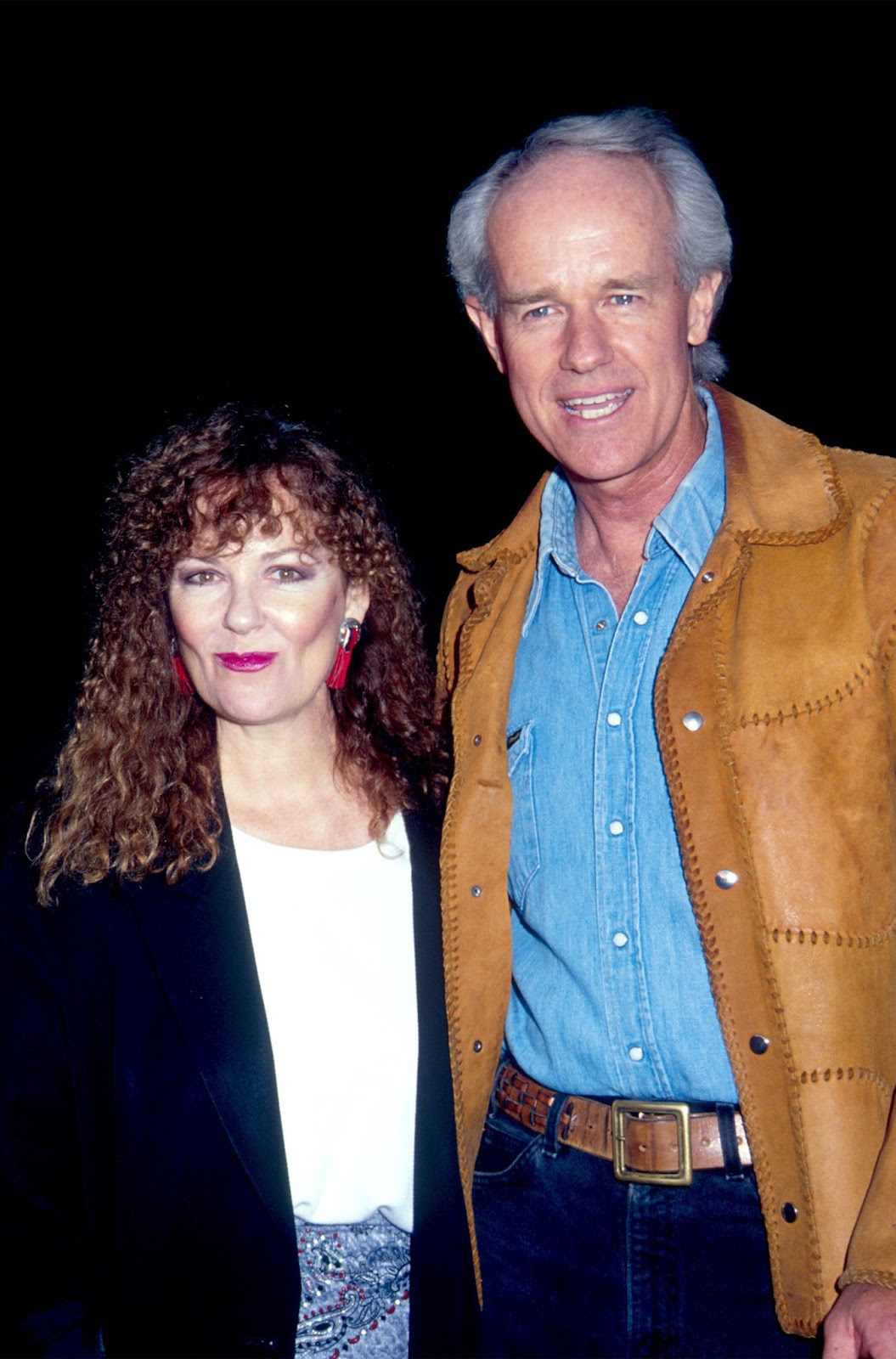 Mike Farrell y su famosa esposa en el acto de la Fundación Scott Newman el 17 de agosto de 1991, en Los Ángeles, California. | Fuente: Getty Images