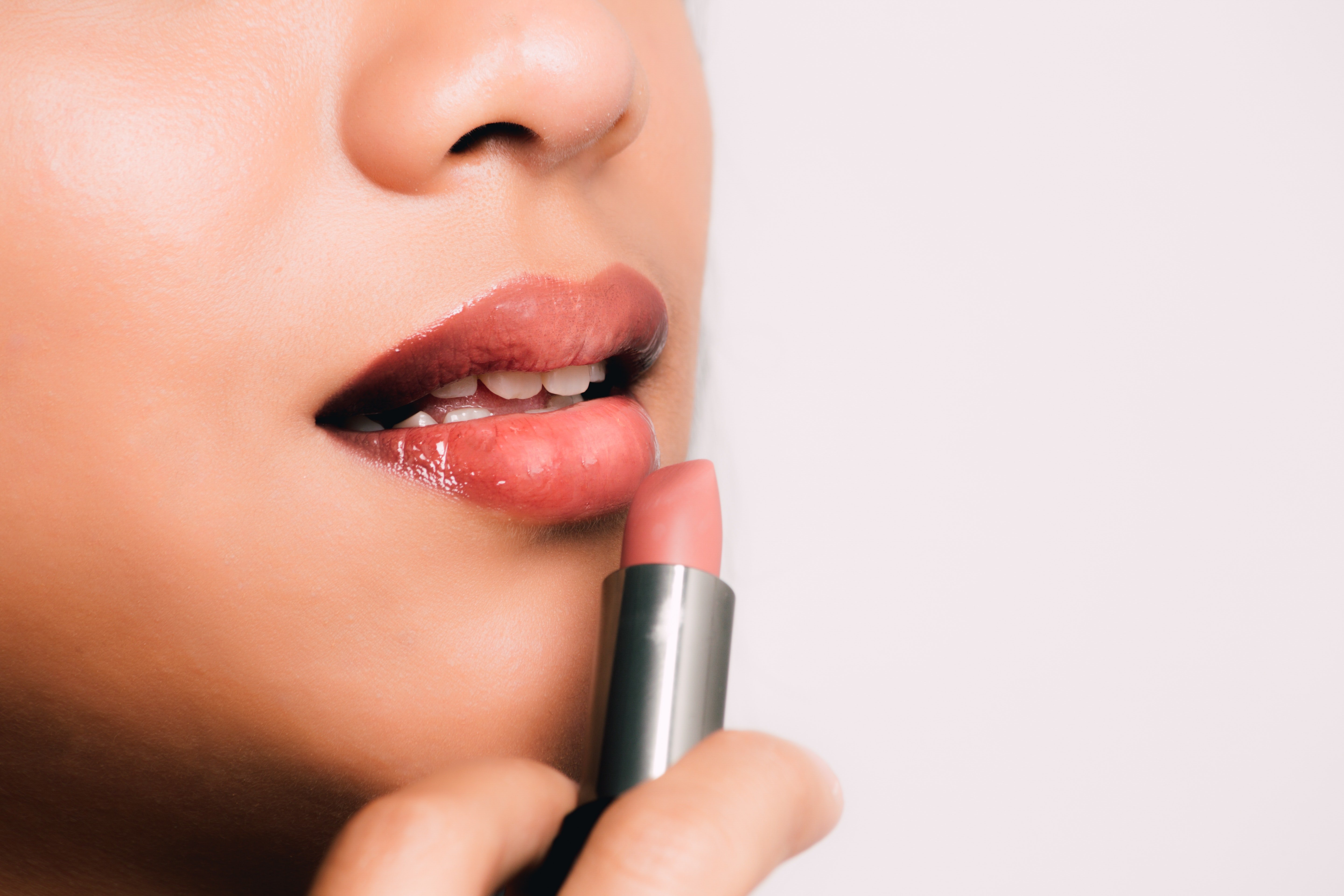 Mujer pintándose los labios. | Foto: Pexels