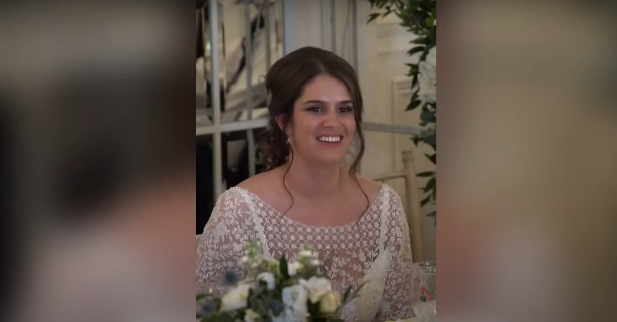 Katie, la novia de Ian Young, se ruboriza mientras él pronuncia el discurso | Fuente: YouTube / Daily Record