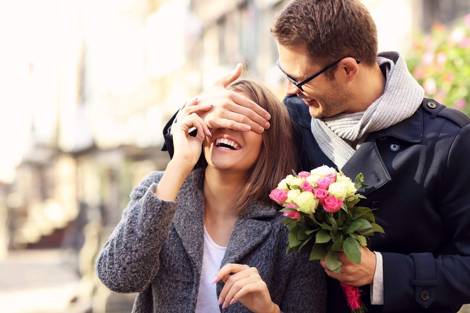 Novio con ramo de flores para su pareja || Fuente: Shutterstock