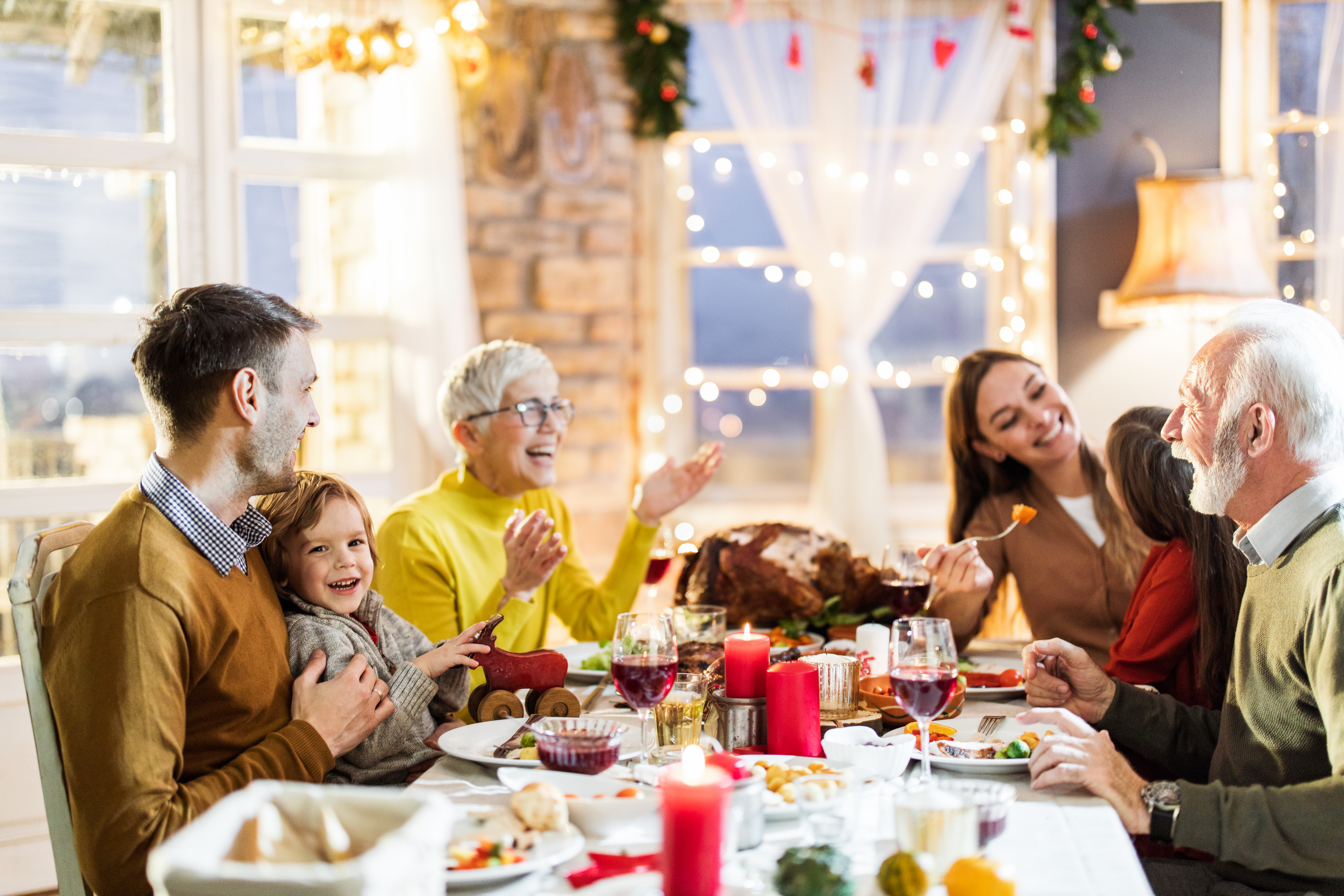 Familia disfrutando una comida en la mesa | Foto: Getty Images