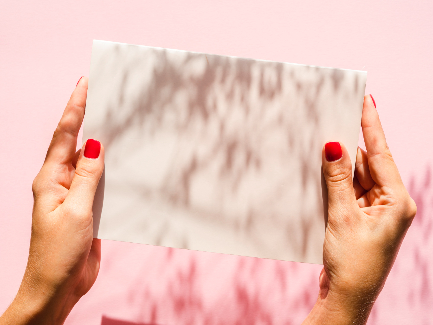 Una donna che tiene in mano un foglio di carta | Fonte: Freepik