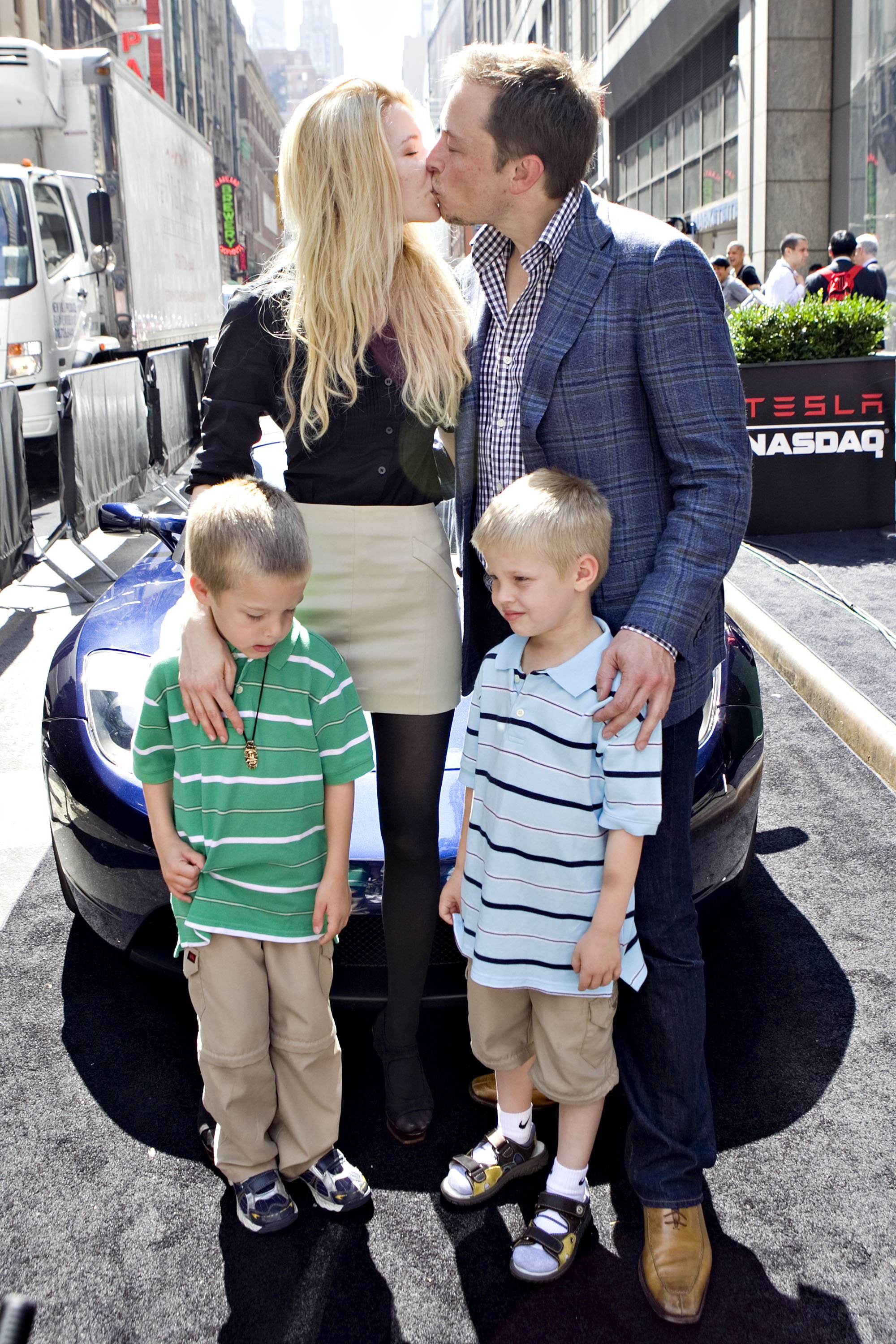 Elon Musk besa a Talulah Riley mientras están de pie con los gemelos de Musk, Griffin (izquierda) y Xavier, fuera del Nasdaq Marketsite en Nueva York, el 29 de junio de 2010 | Fuente: Getty Images