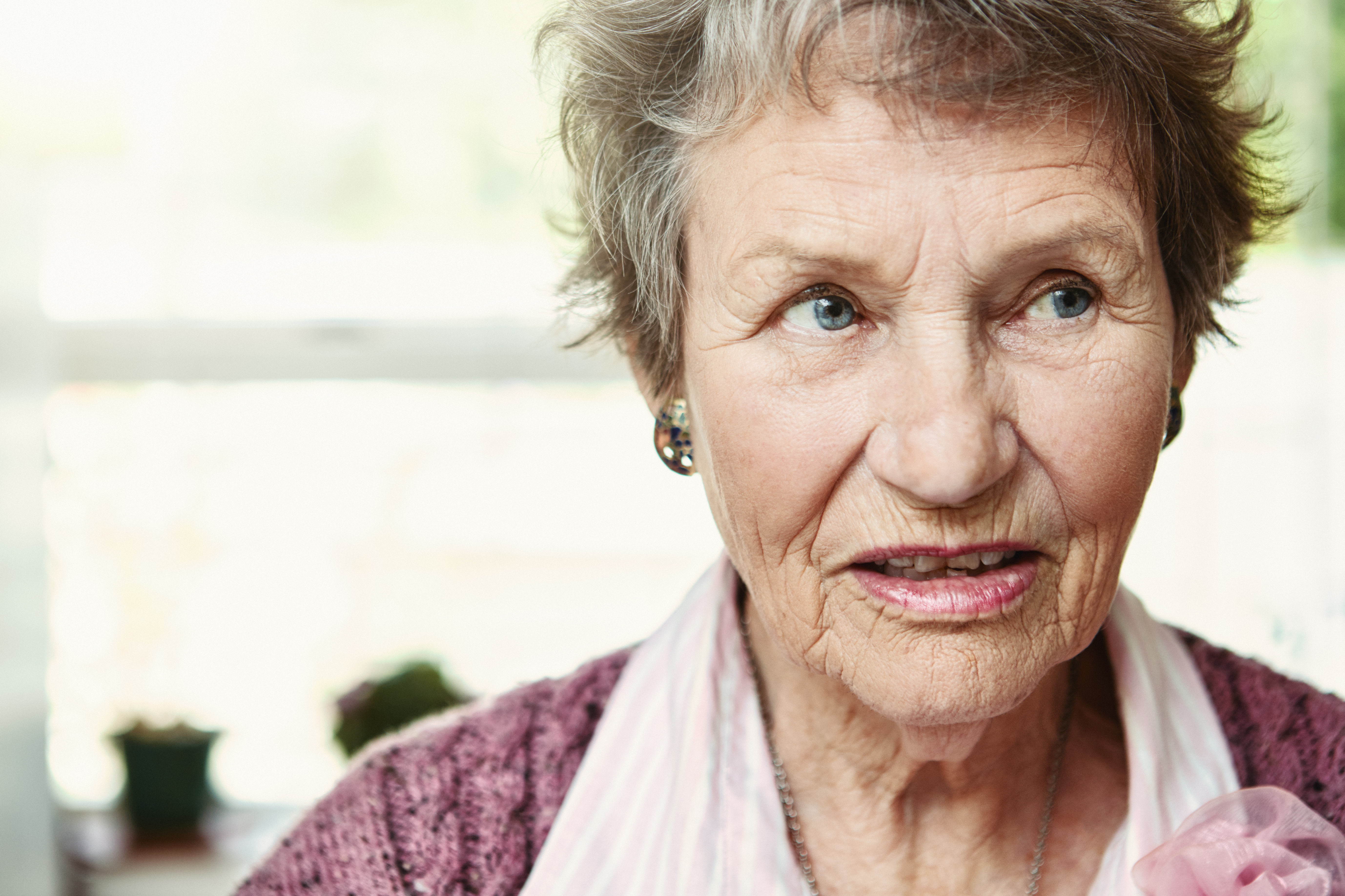 Mujer anciana de unos 80 años mira hacia otro lado, pareciendo confusa y ansiosa | Foto: Getty Images