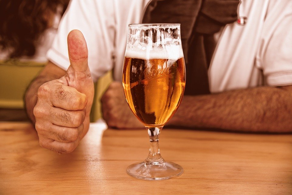 Hombre tomando cerveza en la barra de un bar. | Foto: Pixabay