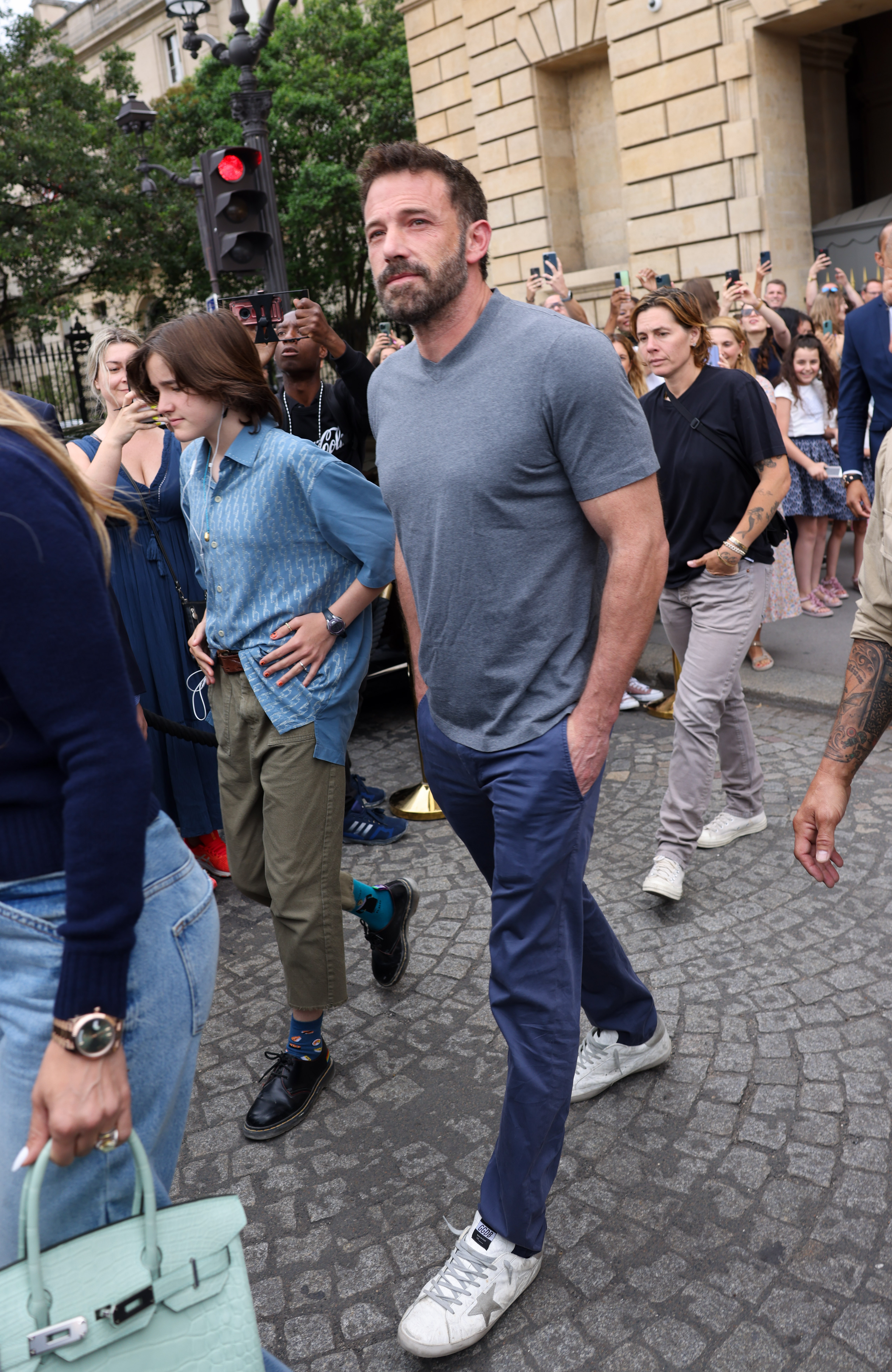 Fin y Ben Affleck vistos en París, Francia, el 26 de julio de 2022 | Fuente: Getty Images