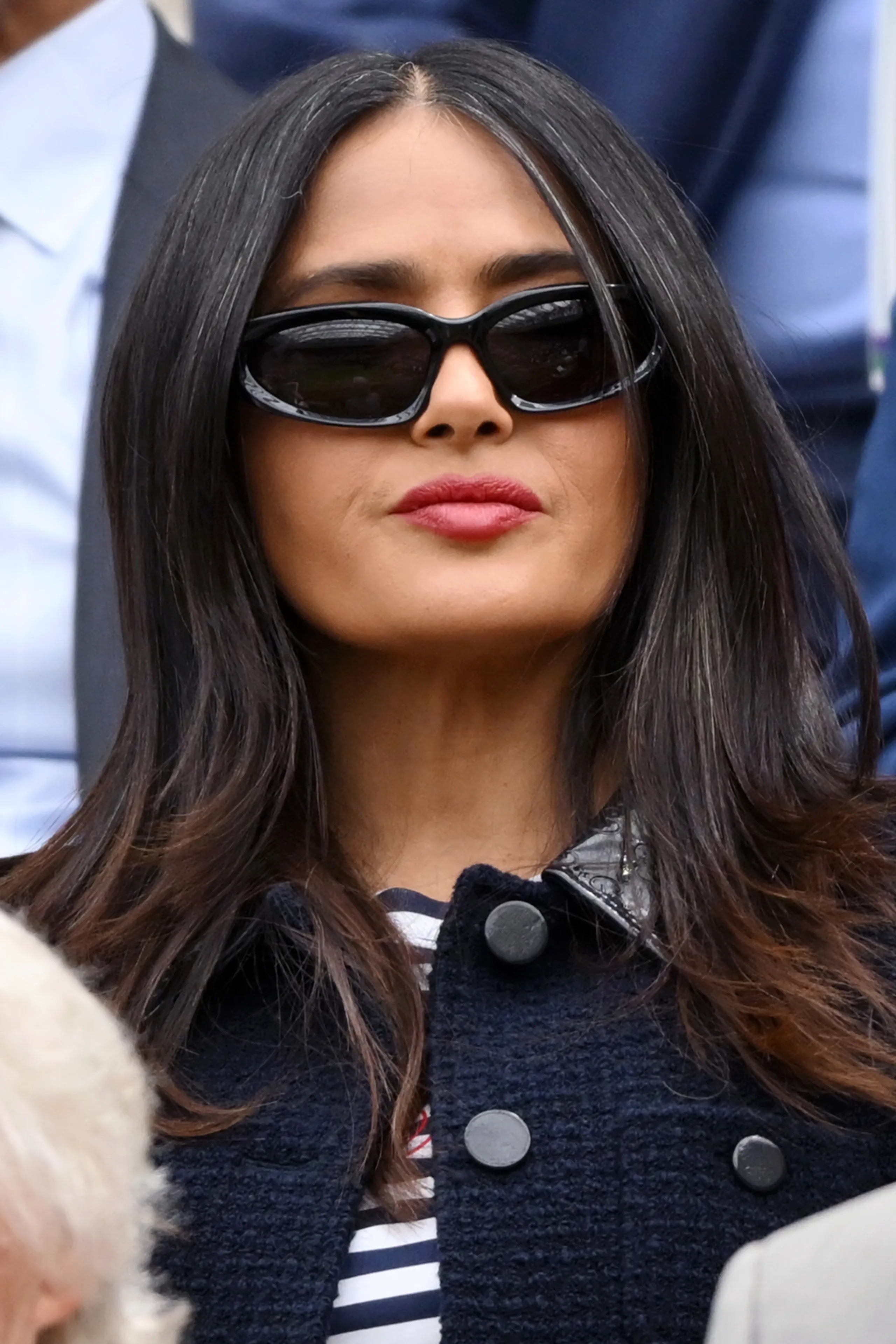 Las canas naturales de Salma Hayek se veían claramente entre su melena castaña oscura en Wimbledon, donde decidió lucir sus canas en lugar de ocultarlas ante las cámaras. | Fuente: Getty Images
