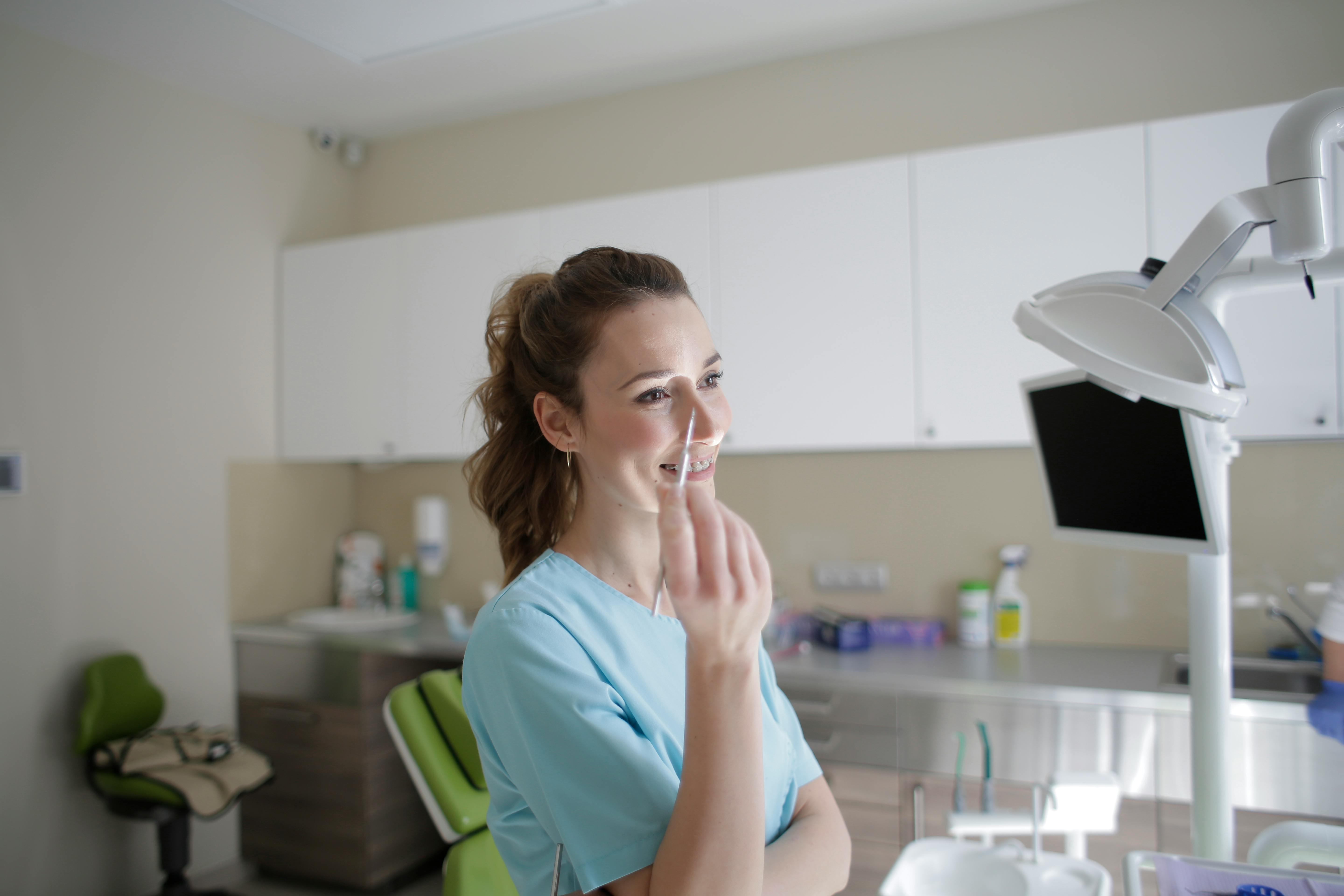 Una enfermera feliz en el trabajo | Fuente: Pexels