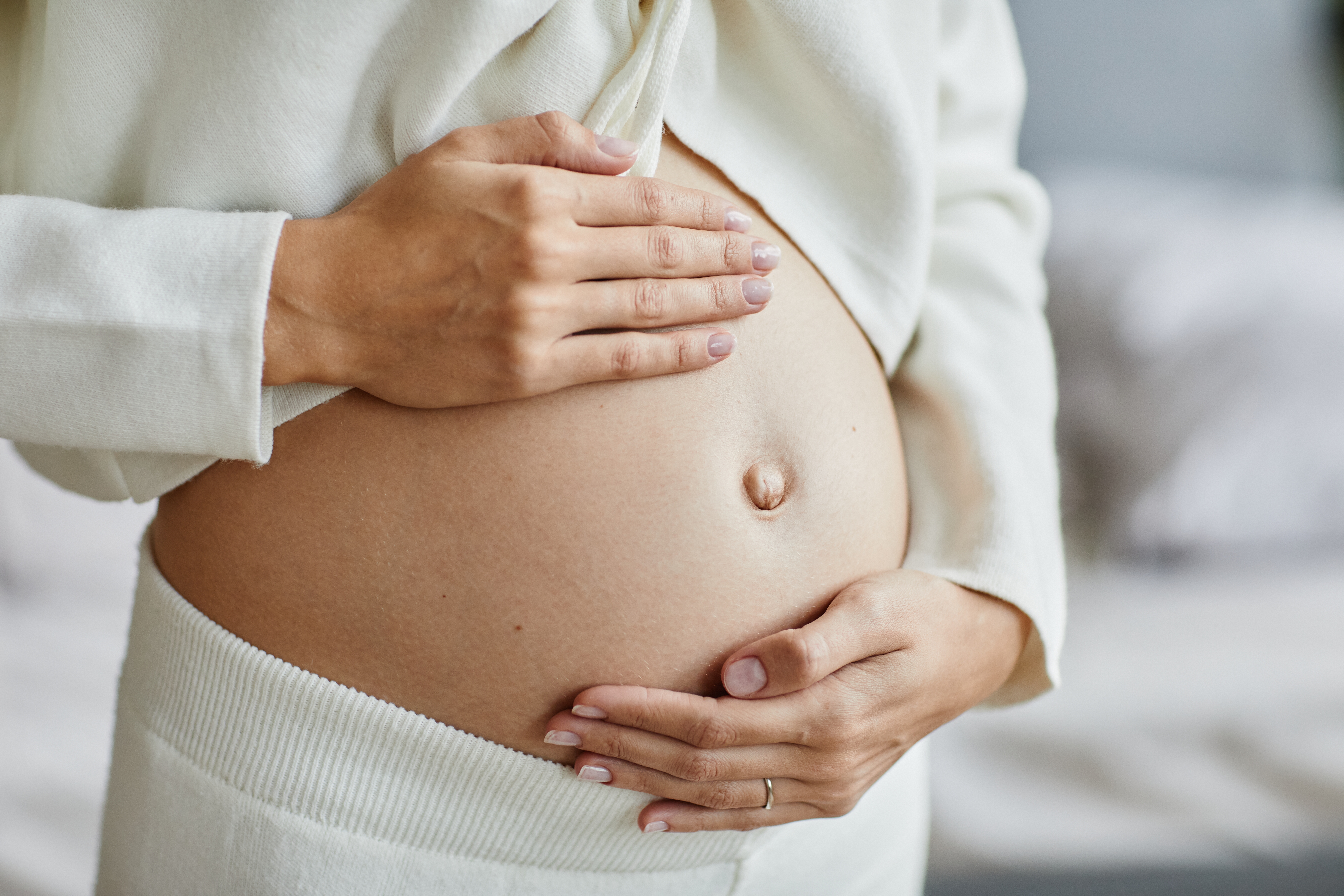 Una mujer embarazada acunando su barriga | Foto: Shutterstock