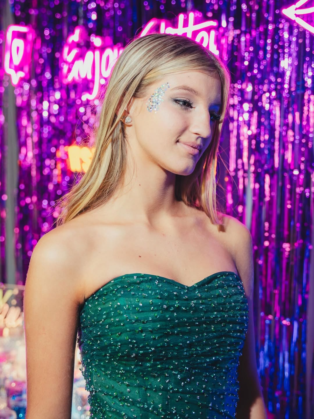 Allegra Cubero modelando uno de los vestidos elegidos para la fiesta de cumpleaños organizada por su padre y Mica Viciconte | Fuente: Instagram/cubero.allegra