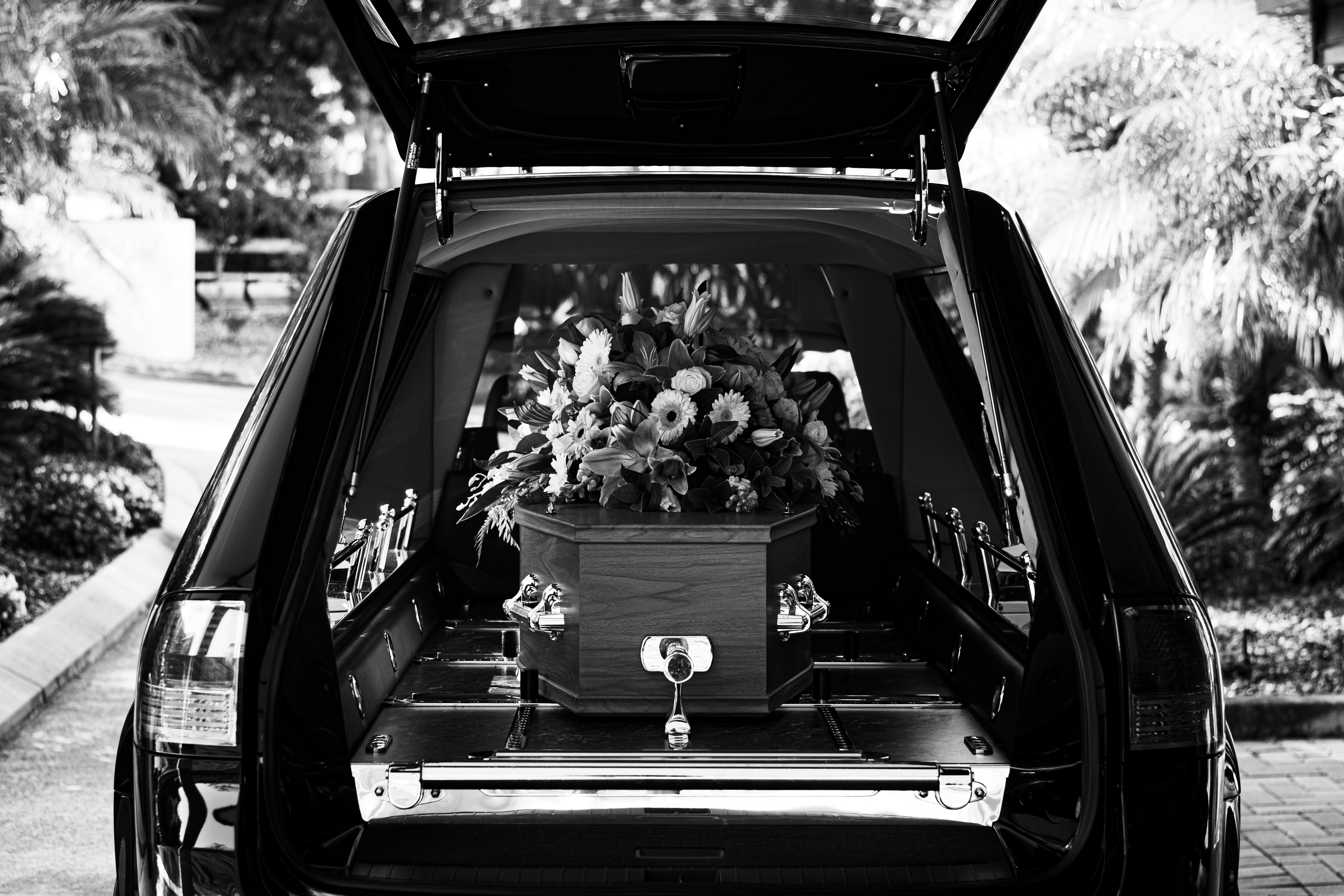 Vehículo fúnebre con un ataud en su interior. | Foto: Unsplash